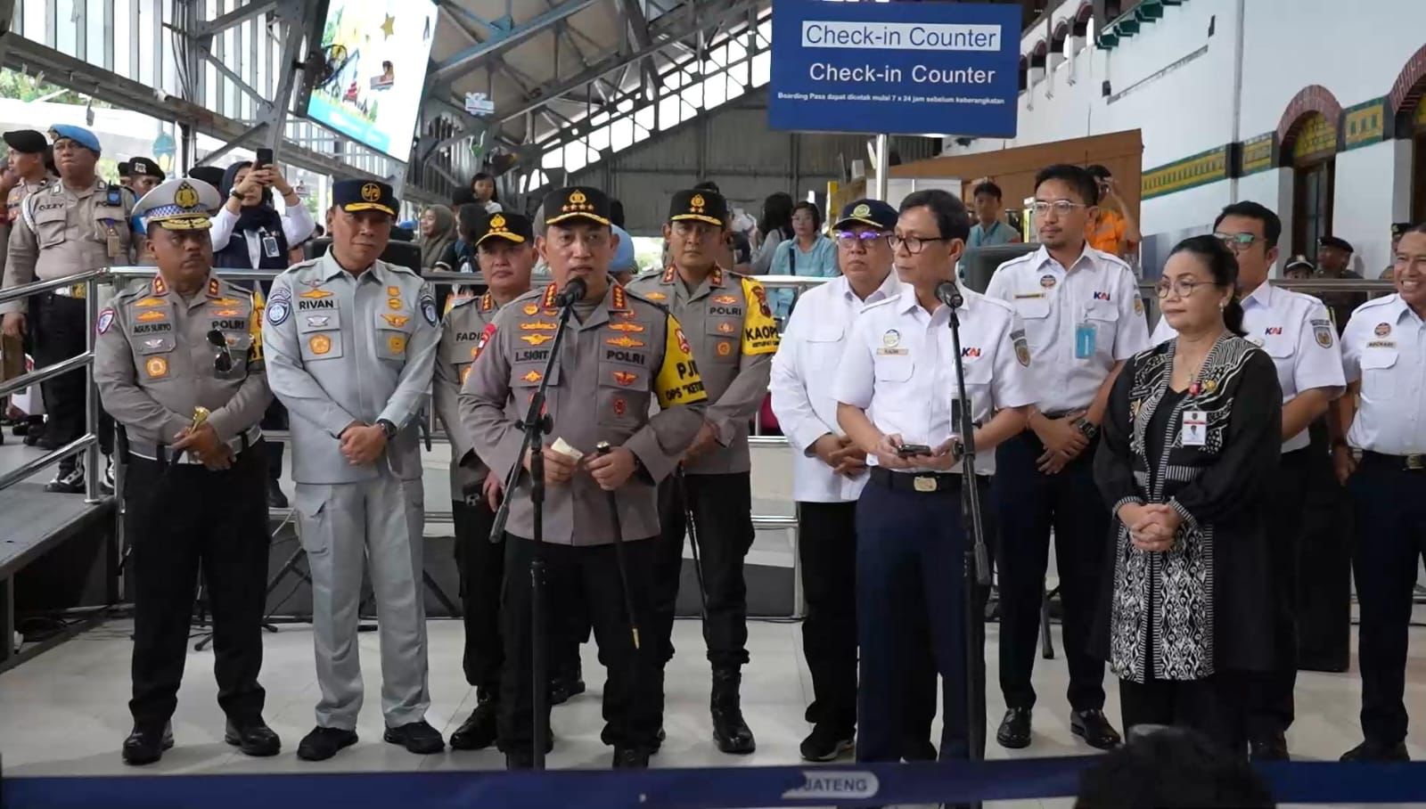 Kapolri Cek Langsung Pelayanan Arus Balik di Stasiun Tawang, Dorong Pemudik Gunakan Kereta Api
