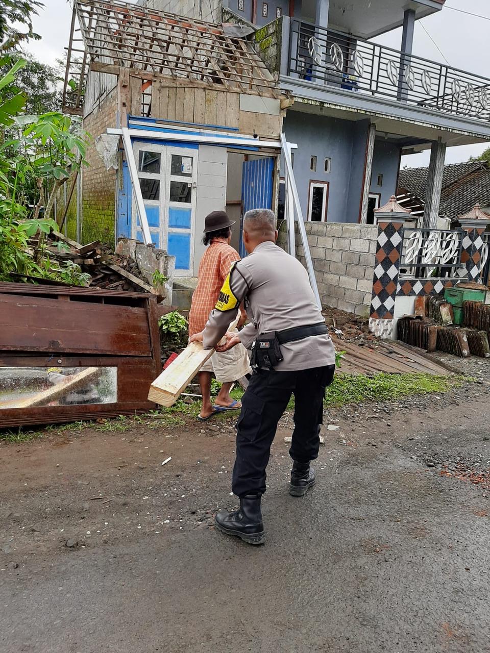 Anggota Polres Wonosobo Renovasi 3 Warga Tak Layak Huni di Desa Wonosobo