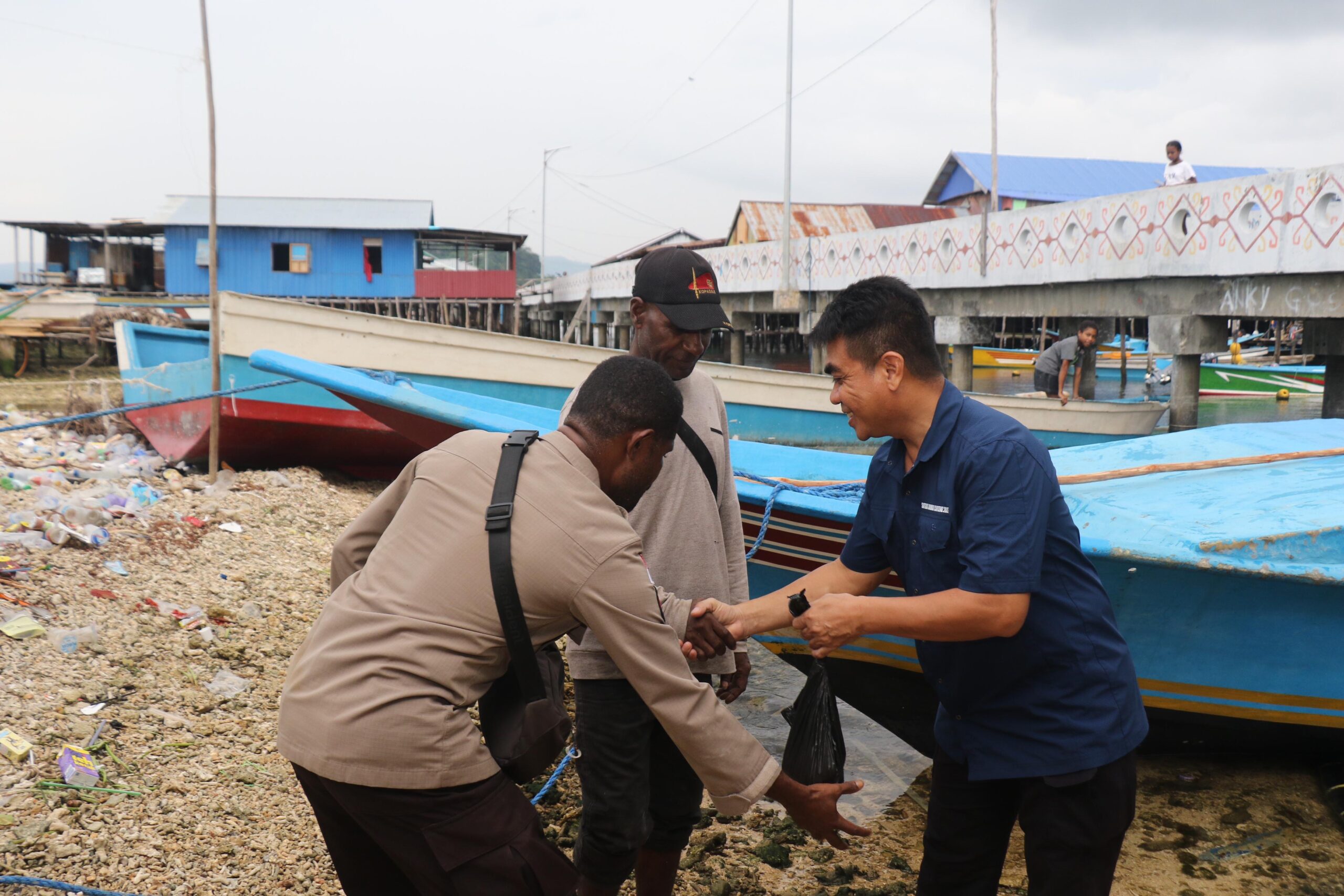 Satgas Humas Ops Damai Cartenz-2025 Sambangi Warga Hamadi, Imbau Jaga Kamtibmas