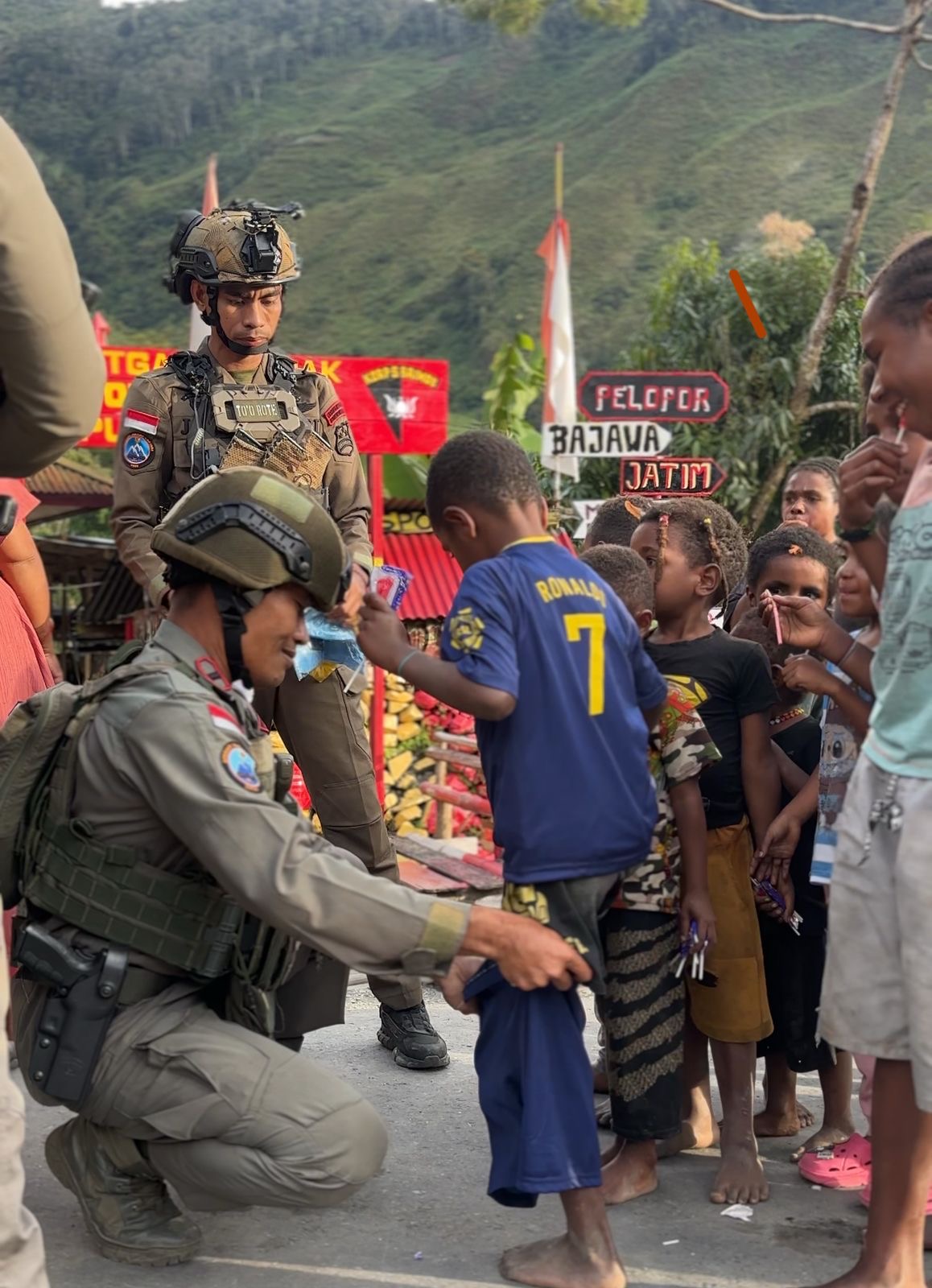 Satgas Ops Damai Cartenz 2025 Berbagi Kasih, Bagikan Pakaian untuk Anak-anak di Puncak Jaya