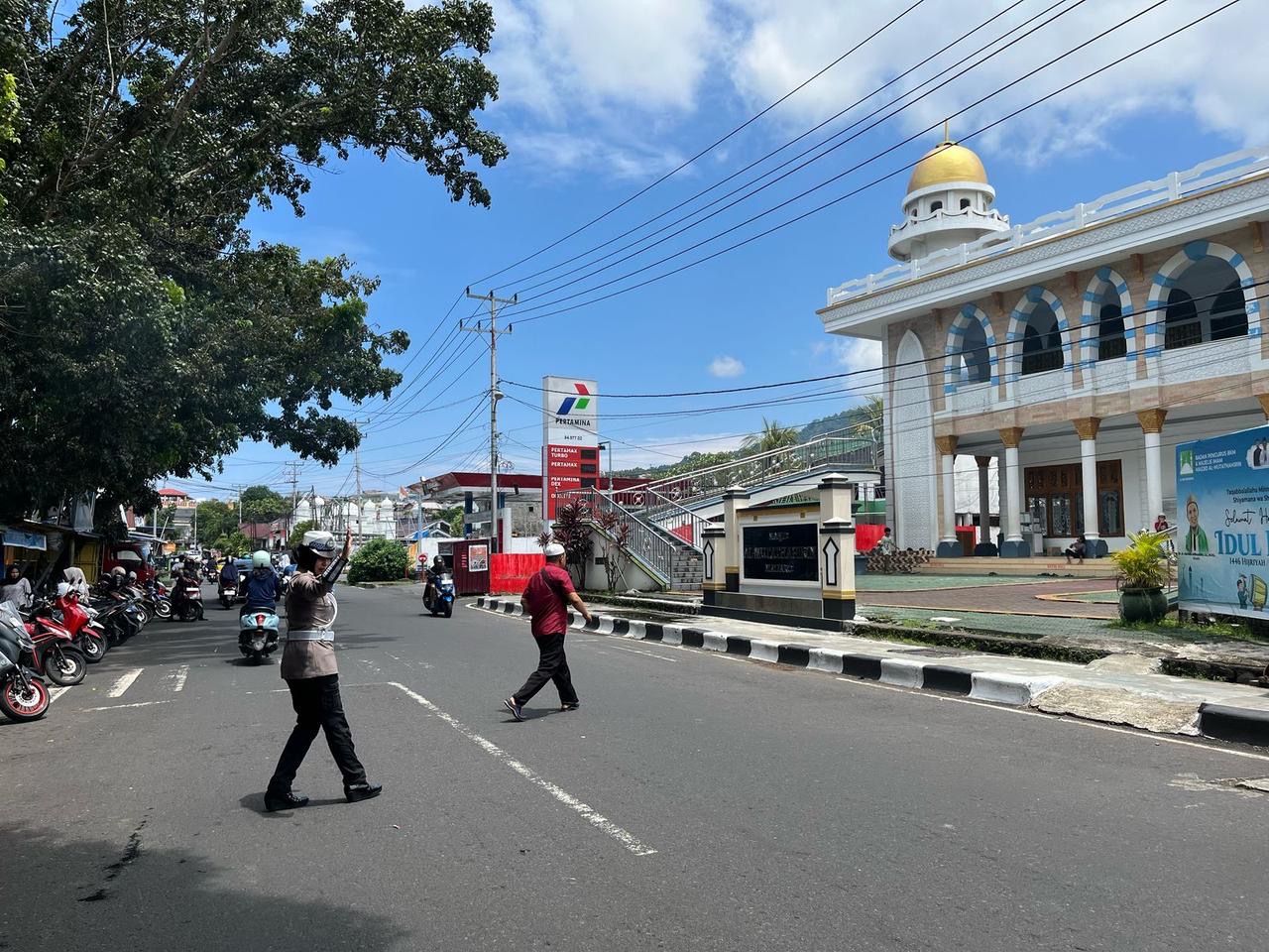 Ciptakan Rasa Aman, Polwan Polda Malut Laksanakan PAM Shalat Jumat