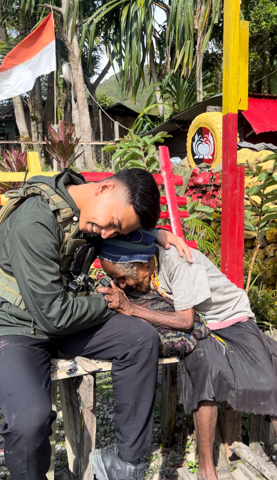 Momen Humanis Personel Satgas Humas Ops Damai Cartenz 2025 Bagikan Sembako di Kampung Kulirik
