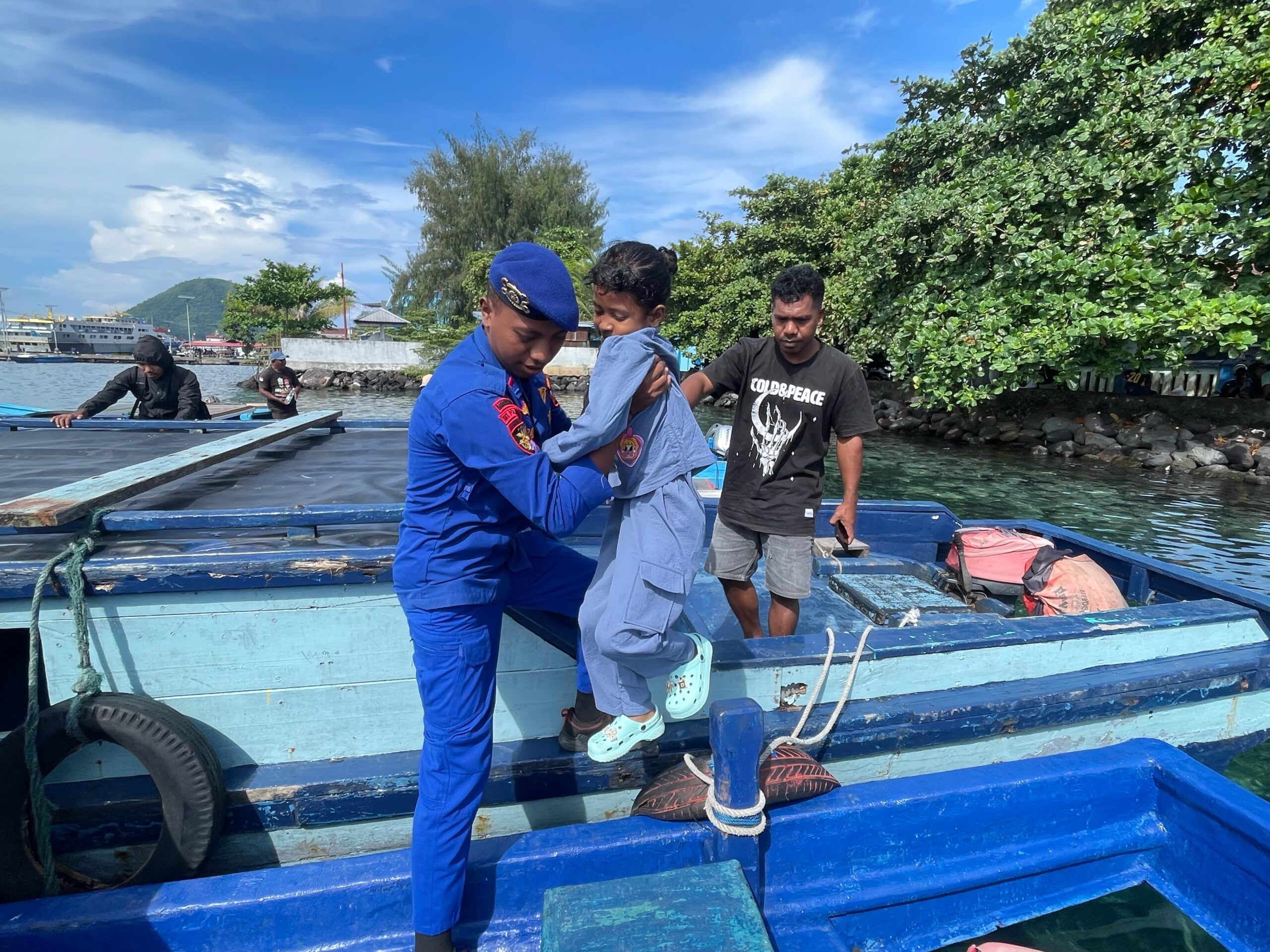Personel Dit Polairud Polda Maluku Utara Laksanakan Pengamanan Penumpang Motor Kayu di Pelabuhan Bastiong