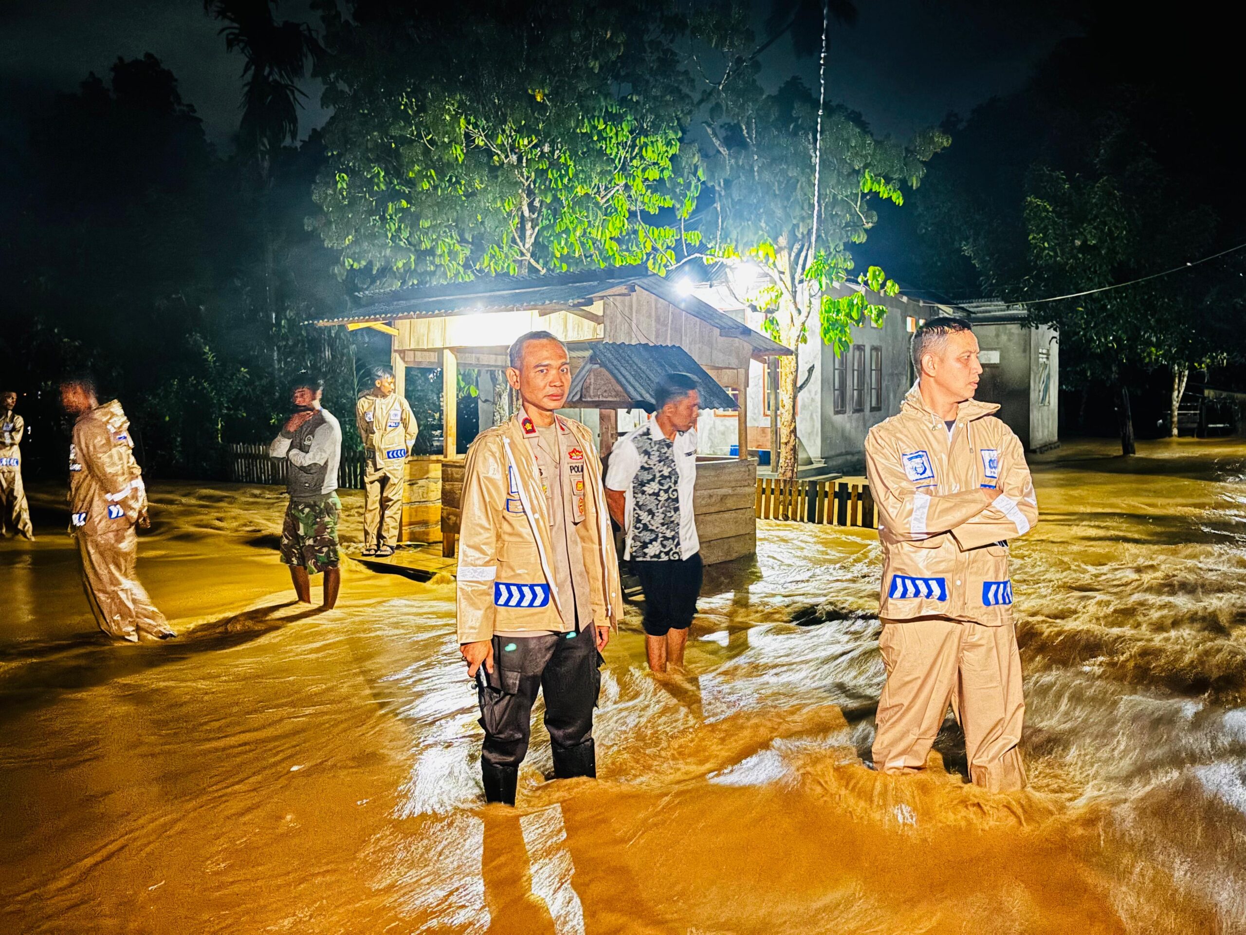 Polres Halmahera Selatan Evakuasi Warga Terdampak Banjir di Amasing Kali