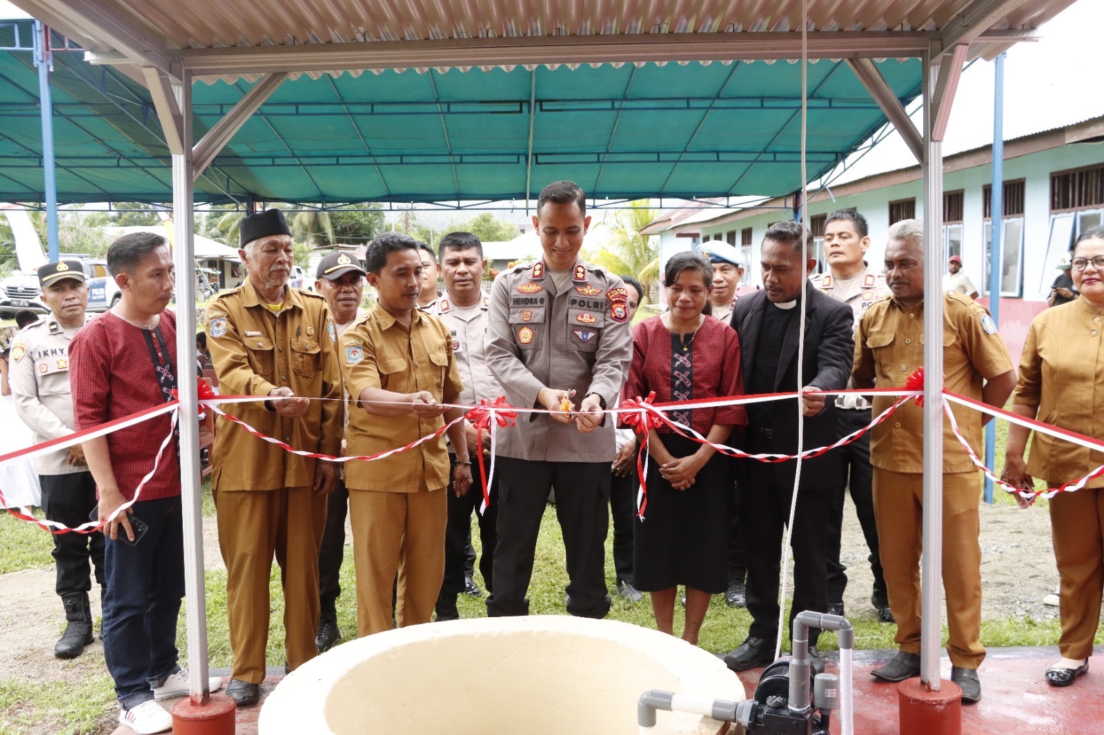 Sambut HUT Bhayangkara ke-79, Polres Halsel Resmikan Fasilitas Air Bersih di Desa Wayaua