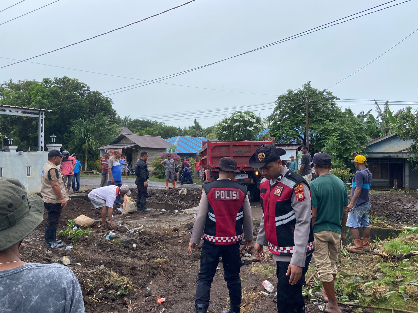 Samapta Polres Halbar Lakukan Pengamanan dan Evakuasi Warga Terdampak Banjir dan Longsor di Desa Bobanehena