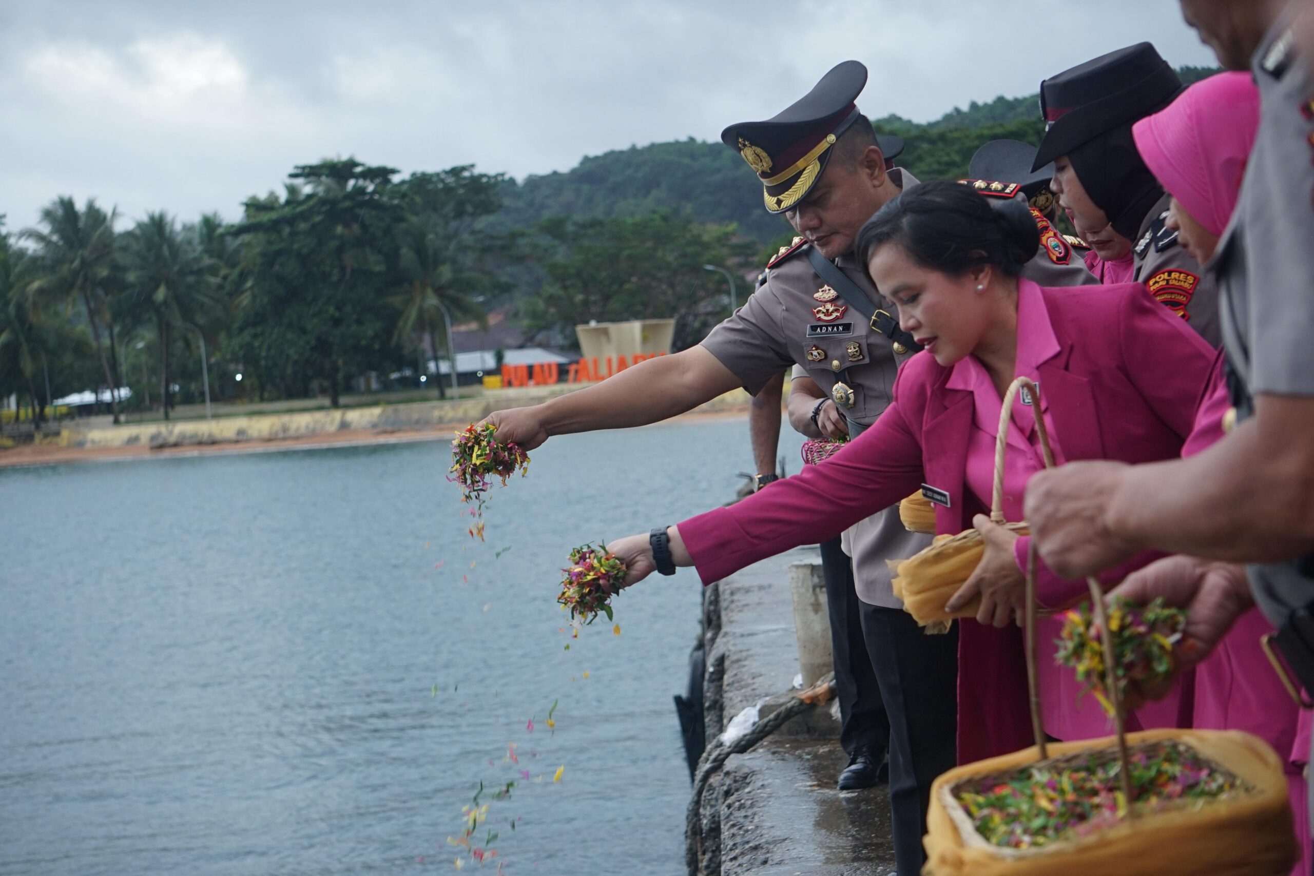 Hari Bhayangakara Ke-79, Kapolres Pulau Taliabu Pimpin Upacara Tabur Bunga