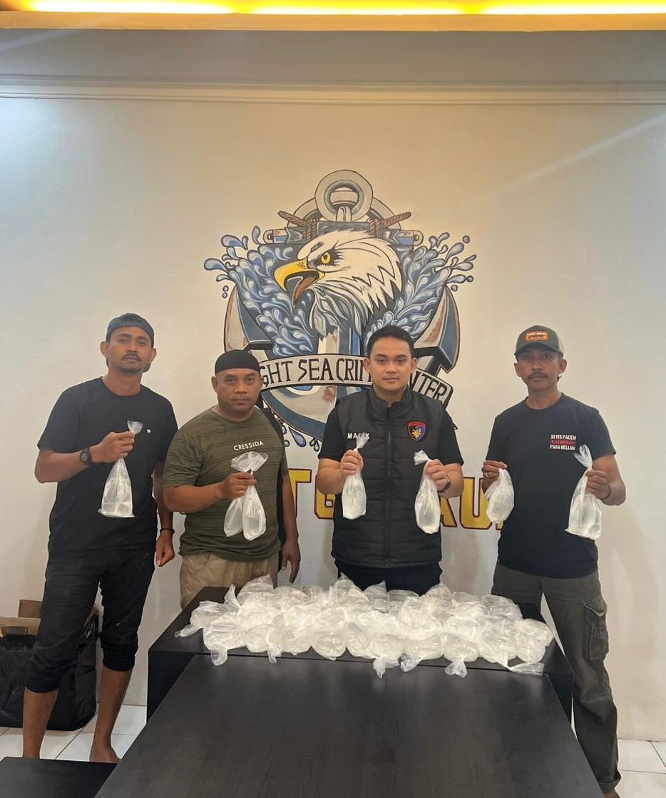 Ditpolairud Polda Maluku Utara Gagalkan Penyelundupan Puluhan Kantong Cap Tikus di Perairan Ternate