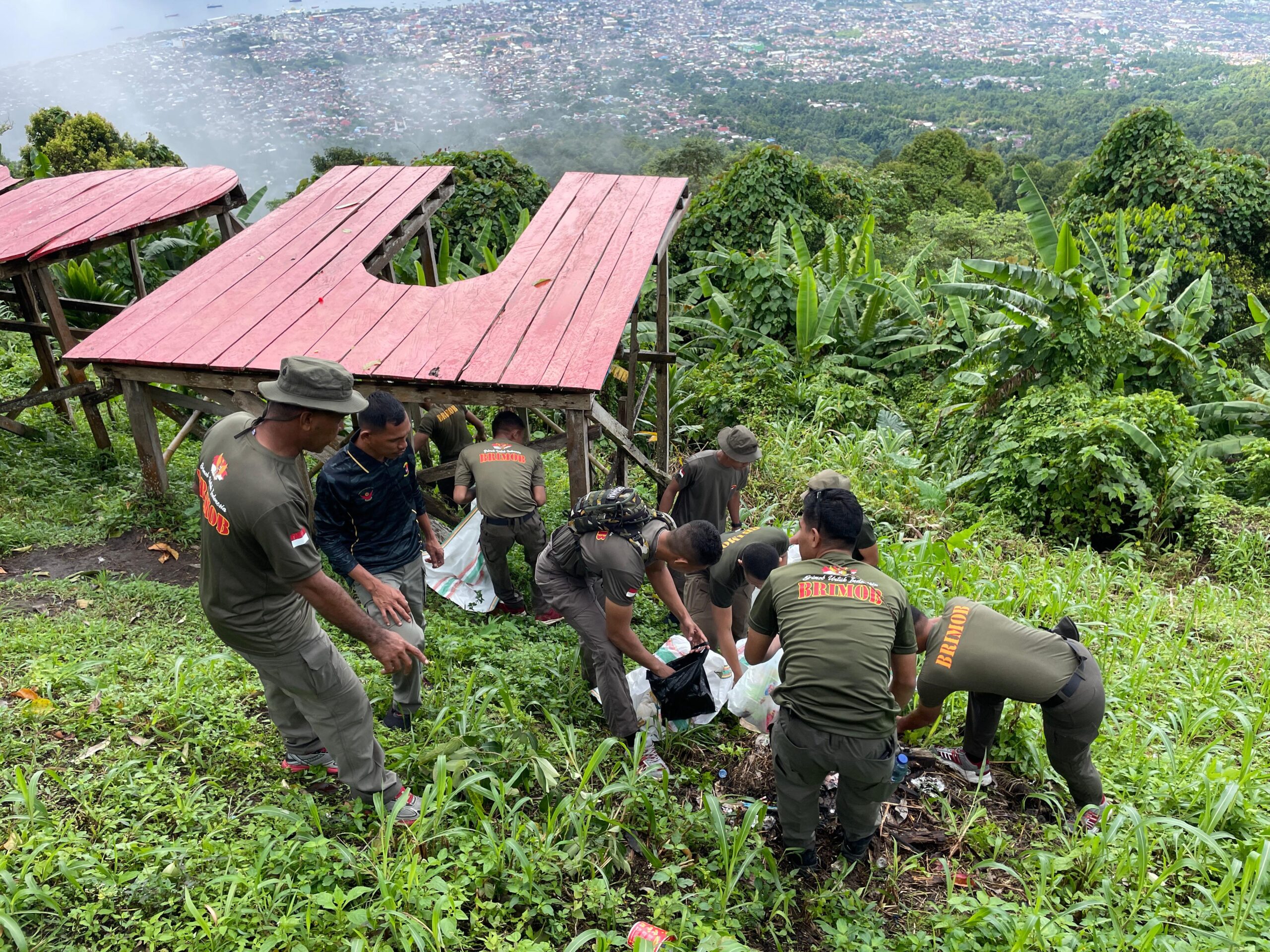 Polri Peduli Lingkungan, Satbrimob Bersihkan Kawasan Wisata Taman Love