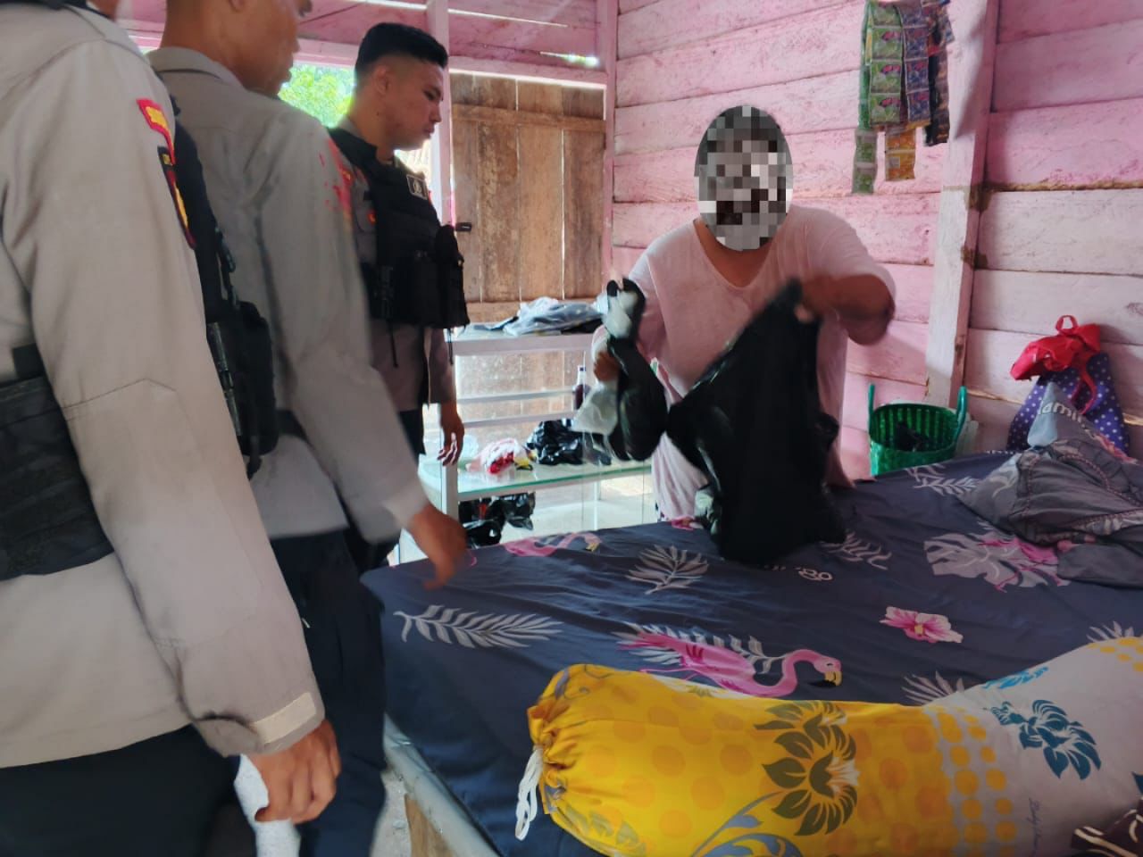 Personel Samapta Polres Halbar Amankan Pelaku Pesta Miras dan 20 Kantong Miras Jenis Cap Tikus