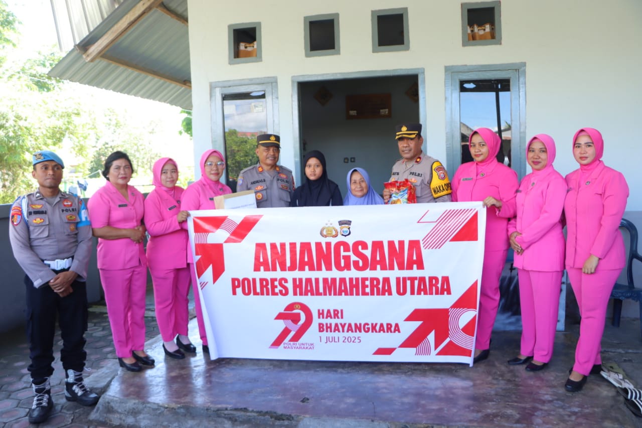 Sambut HUT Bhayangkara ke-79, Polres Halut Salurkan Bansos kepada Warakawuri