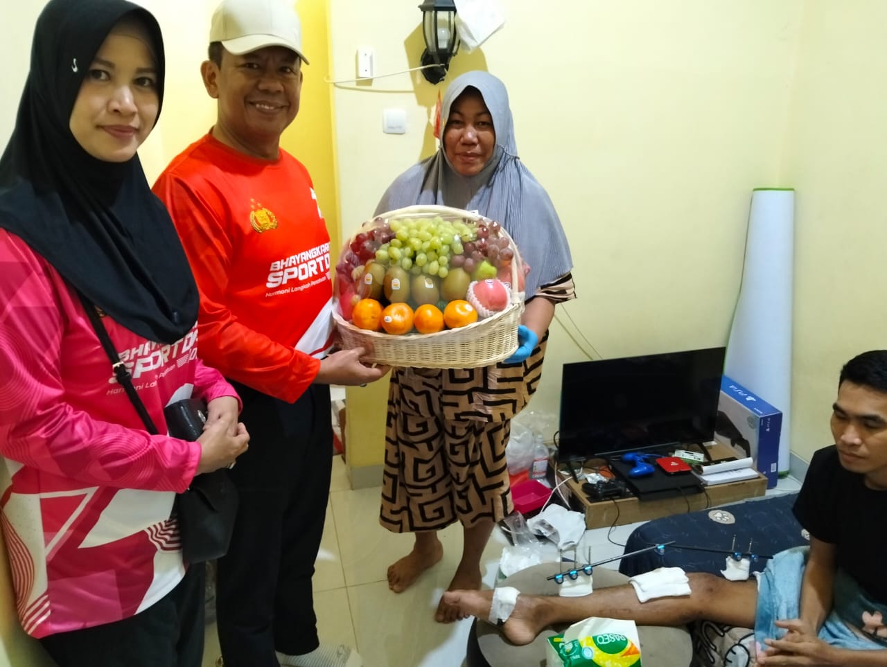Wujud Kepedulian, Kapolda dan Ketua Bhayangkari Daerah Malut Besuk Tiga Anggota yang Dirawat