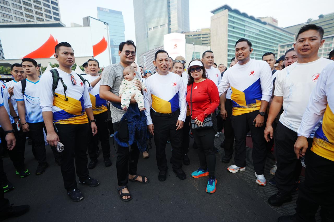 Jelang Hari Bhayangkara, Kapolri Sapa dan Berbaur dengan Masyarakat di CFD Jakarta