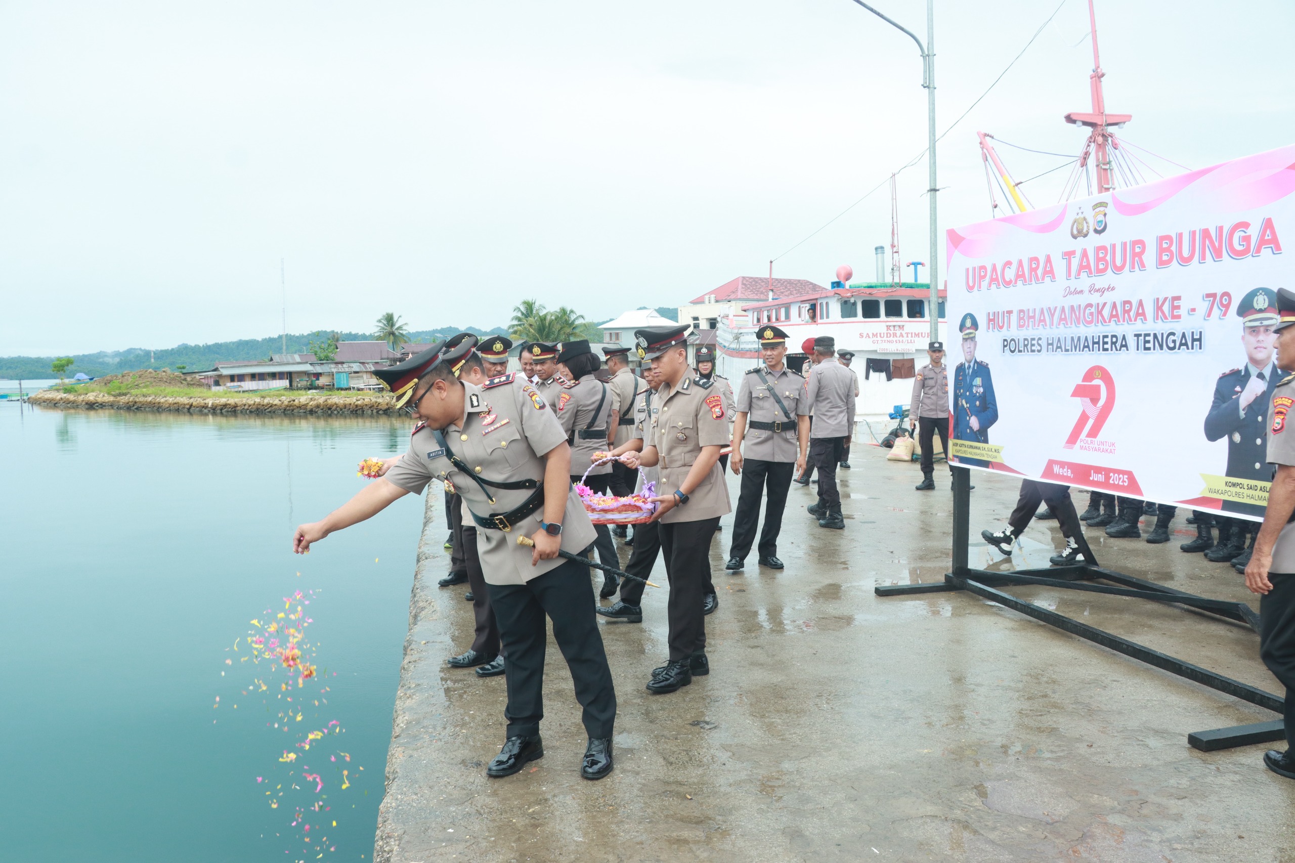 Mengenang Jasa Para Pahlawan Polres Halteng laksanakan Upacara Tabur Bunga Jelang HUT Bhayangkara Ke-79.