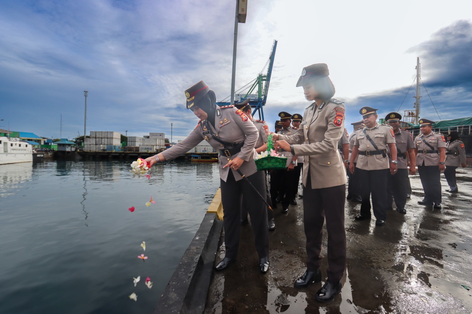 Peringati Hari Bhayangkara ke-79, Kapolres Ternate Pimpin Upacara Tabur Bunga di Laut