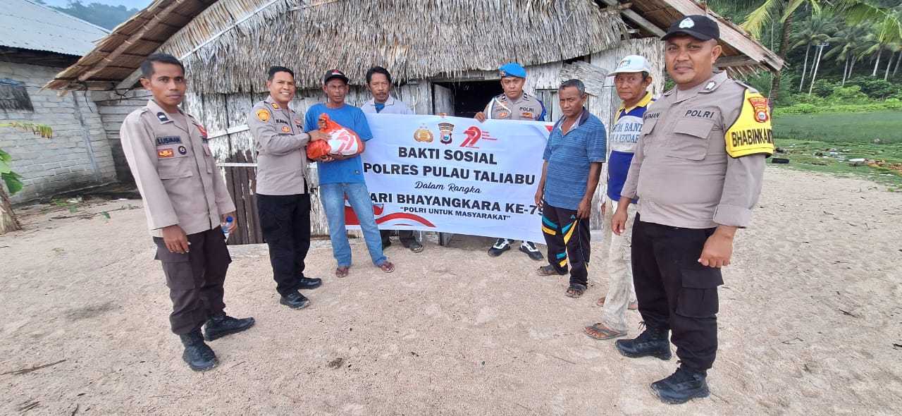 Jelang Hari Bhayangkara ke 79, Polsek Taliabu Barat Bagikan Sembako Kepada Warga Kurang Mampu