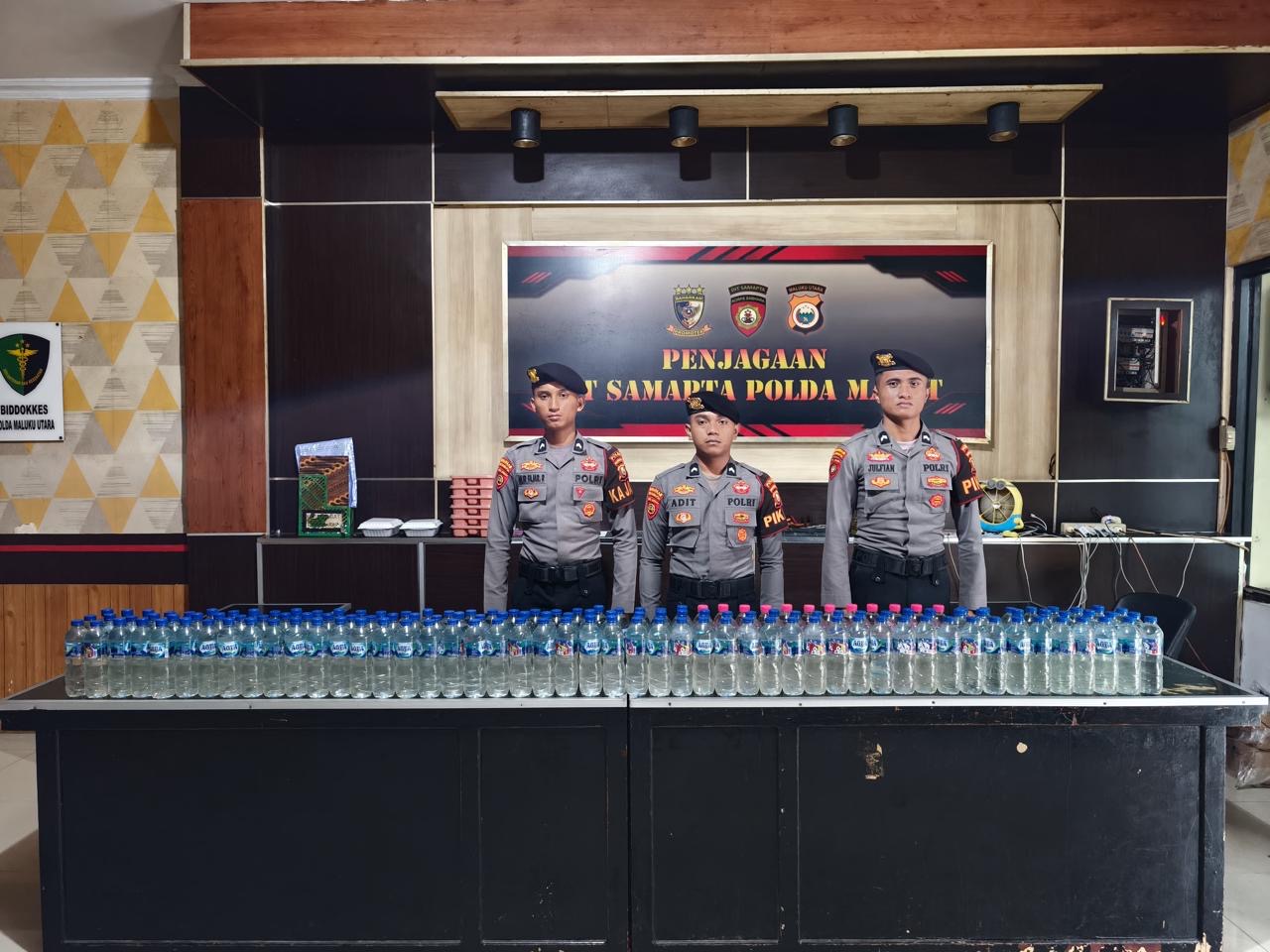 Polisi Amankan Ratusan Botol Miras Cap Tikus di Pelabuhan Ahmad Yani Ternate