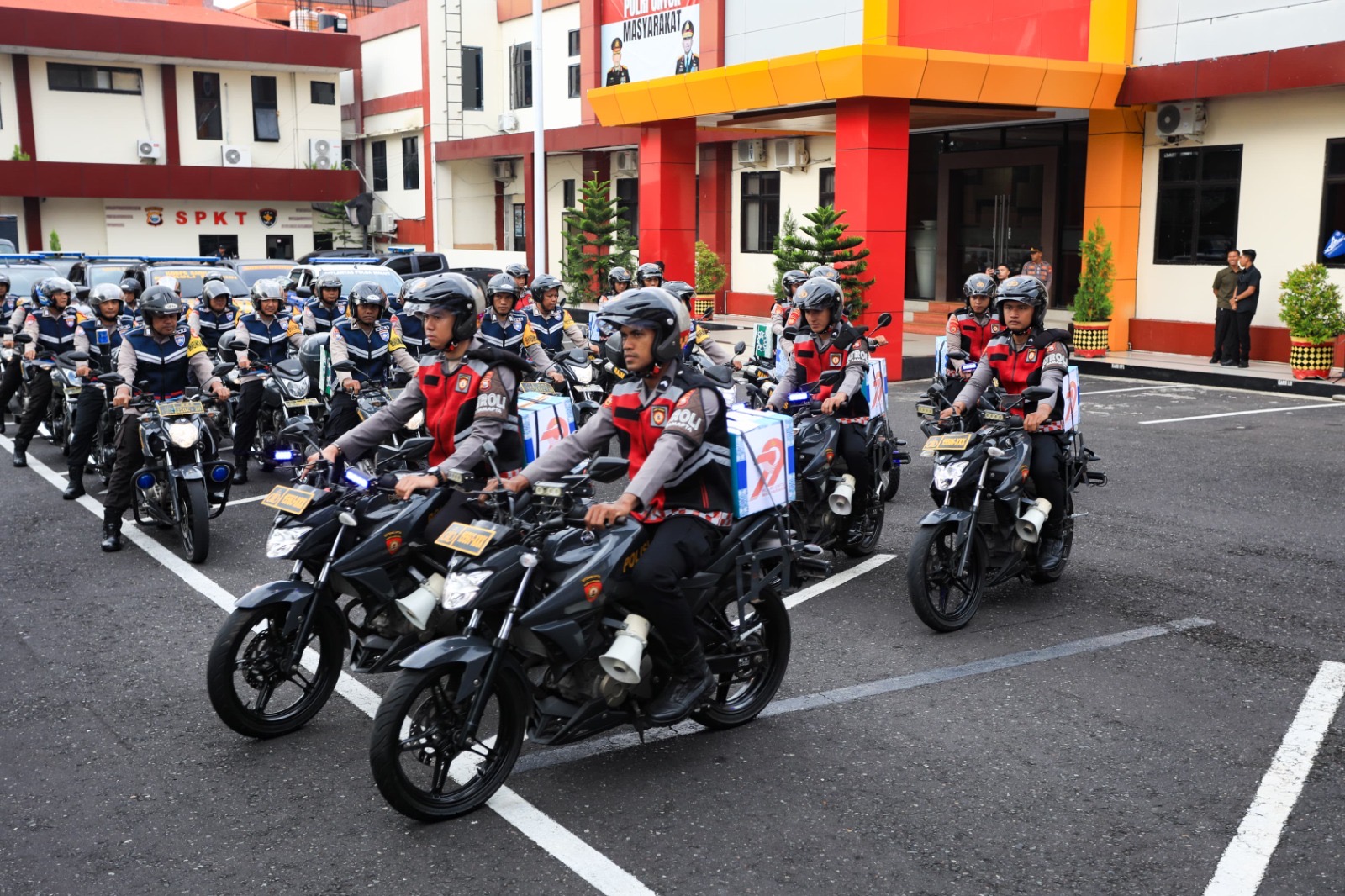 Bakti Bhayangkara, Polda Maluku Utara salurkan Ribuan Bansos untuk masyarakat