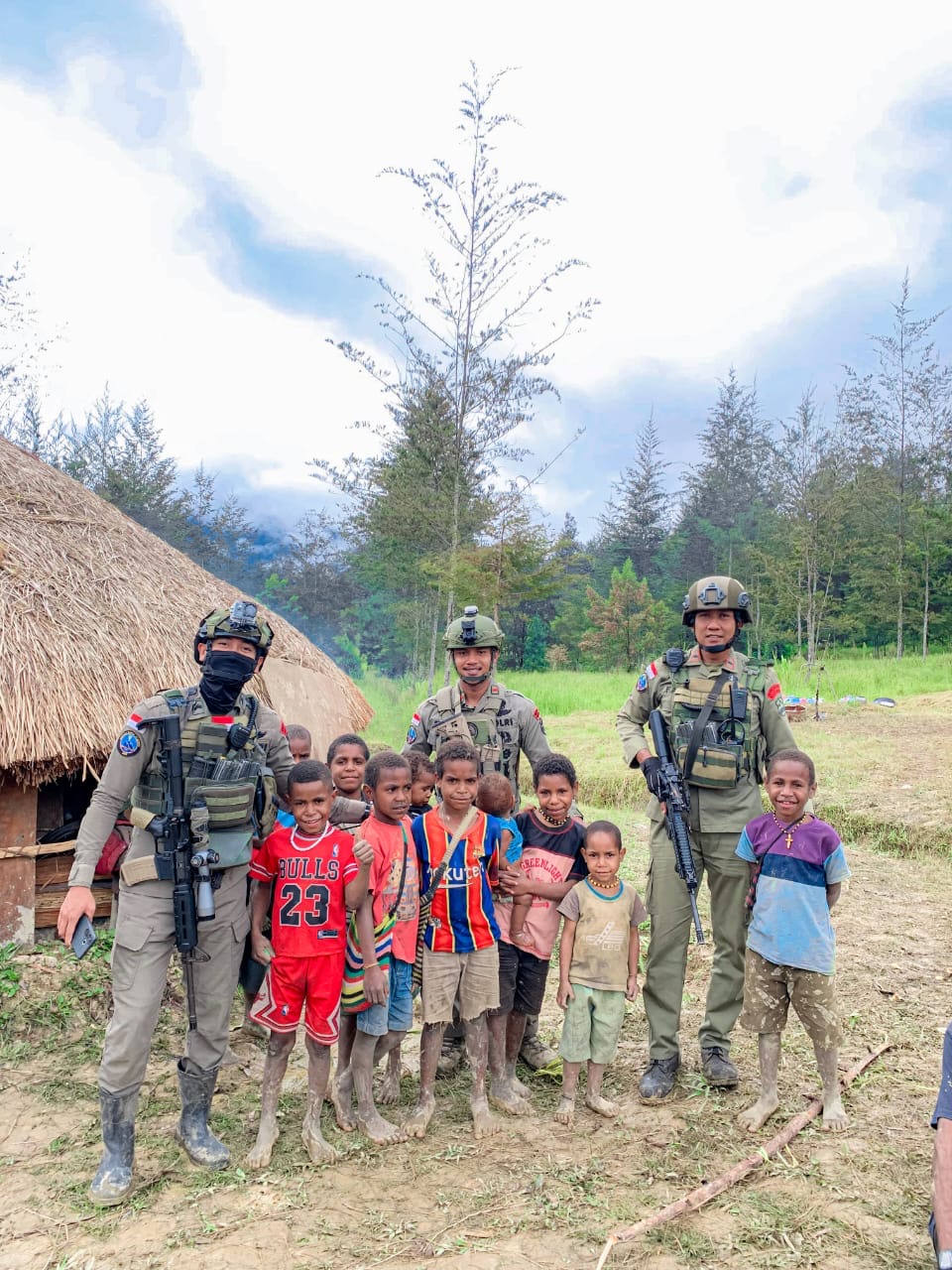 Satgas Ops Damai Cartenz 2025 Gelar Patroli dan Bagi Sembako di Distrik Omukia, Puncak Papua Tengah