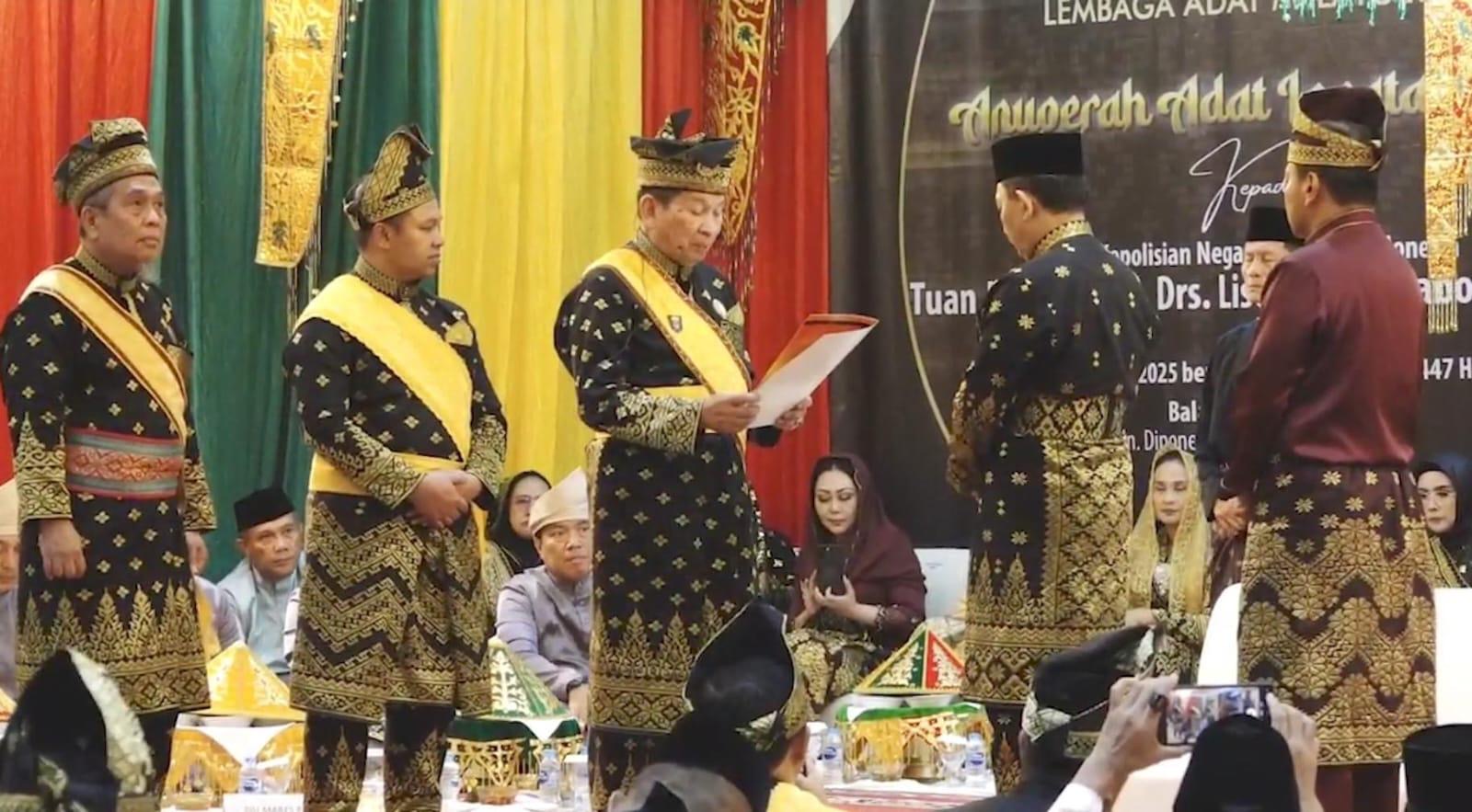 Kapolri Terima Anugerah Adat Ingatan Budi dari Lembaga Adat Melayu Riau