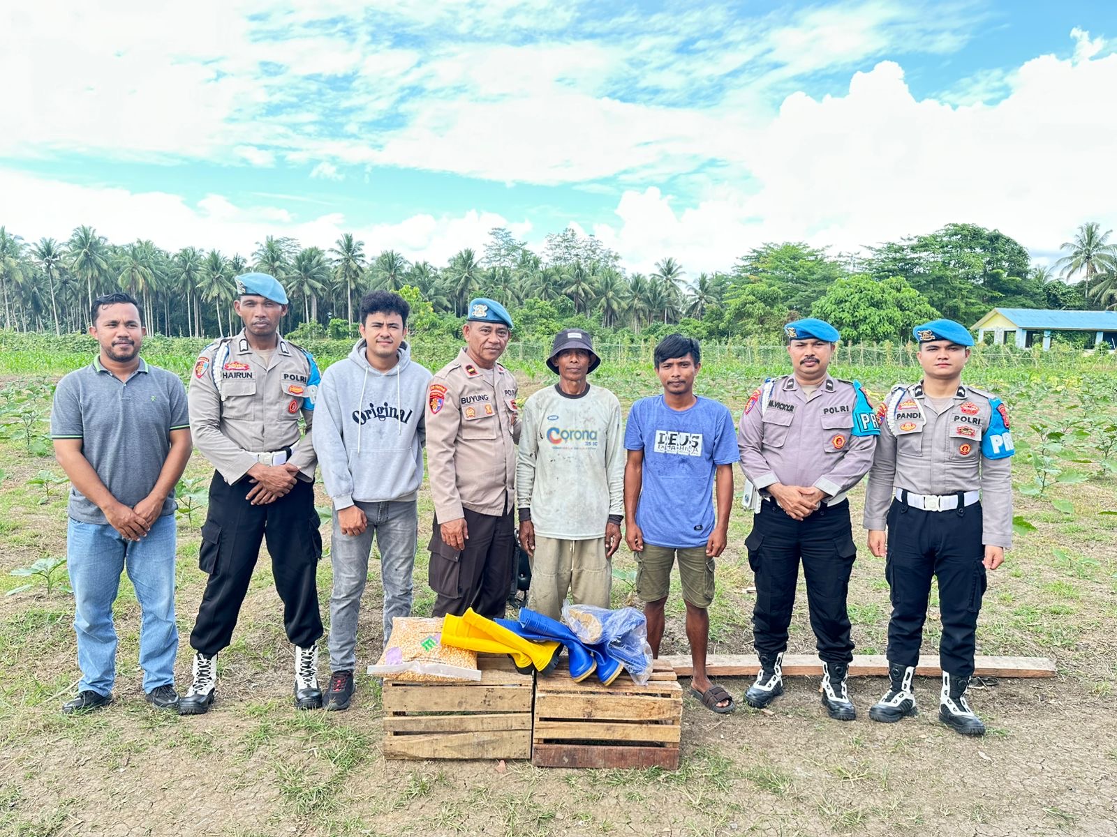 Kasi Propam Polres Halteng Serahkan Bibit Jagung Ke Pok Petani Sebagai Bantuk Dukungan Program Presiden RI Dalam Asta Cita Ketahanan Pangan.