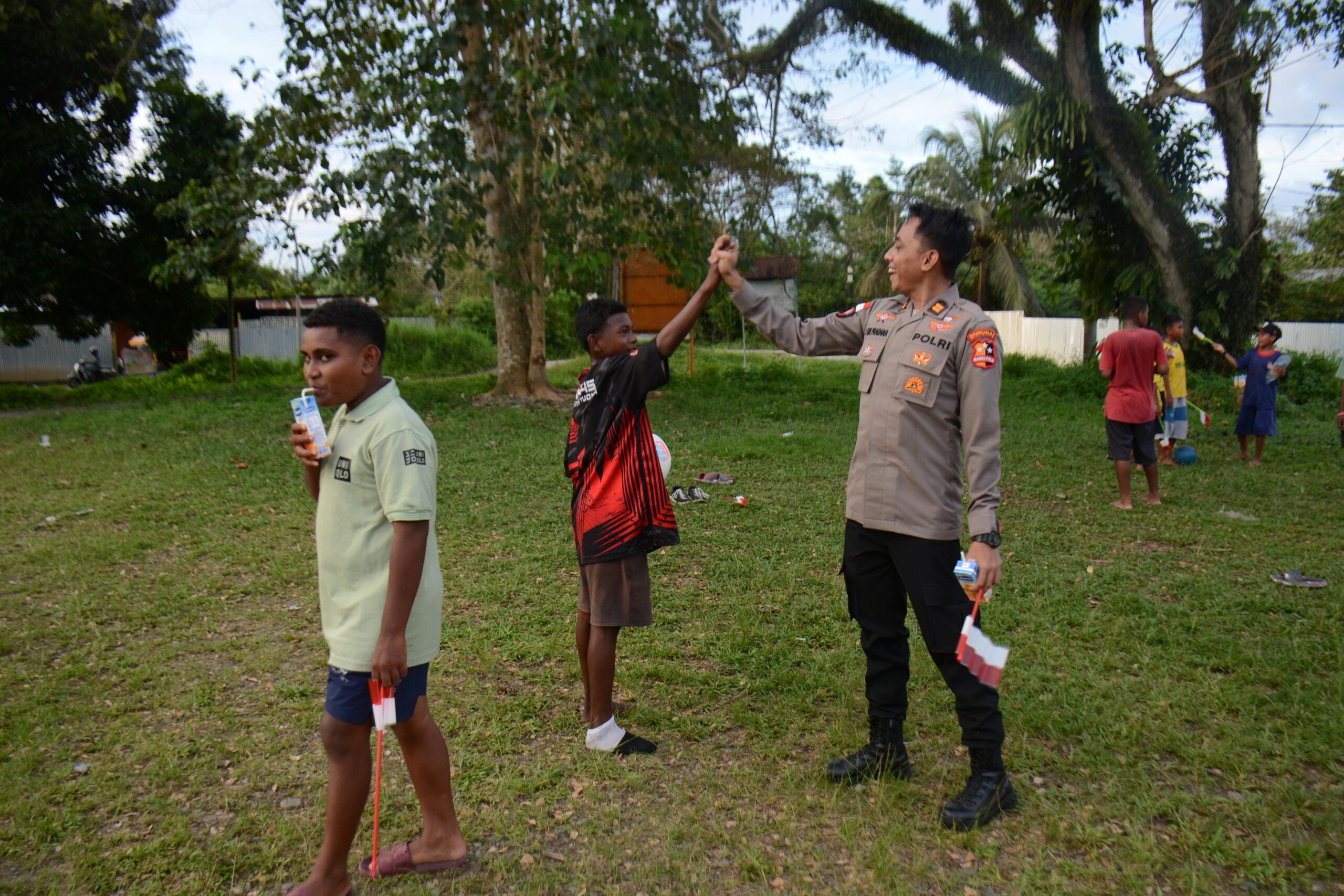 Satgas Ops Damai Cartenz Bangun Kedekatan Lewat Bermain Sepak Bola Bersama Anak-Anak Mimika
