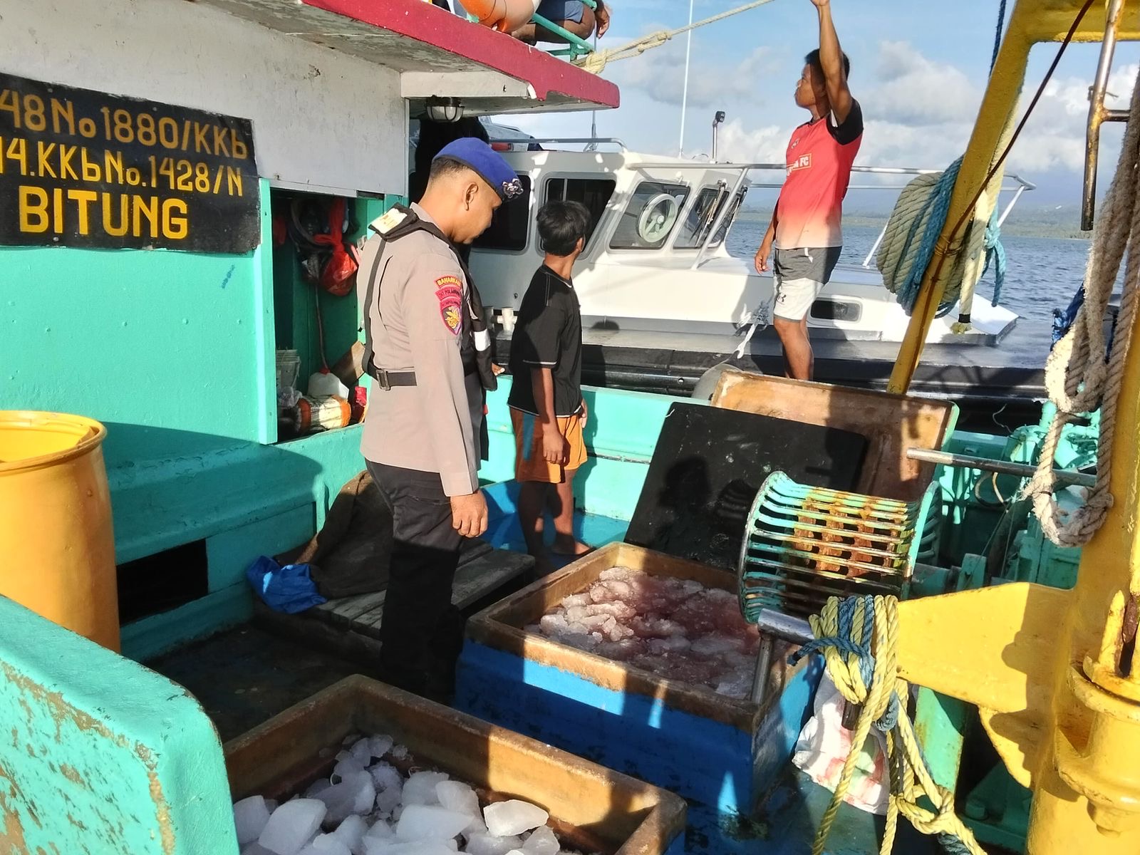 Jaga Keamanan Laut dan Keselamatan Nelayan, Ditpolairud Polda Maluku Utara Gelar Patroli di Perairan Madapuhi dan Sampaikan Imbauan Cuaca Buruk