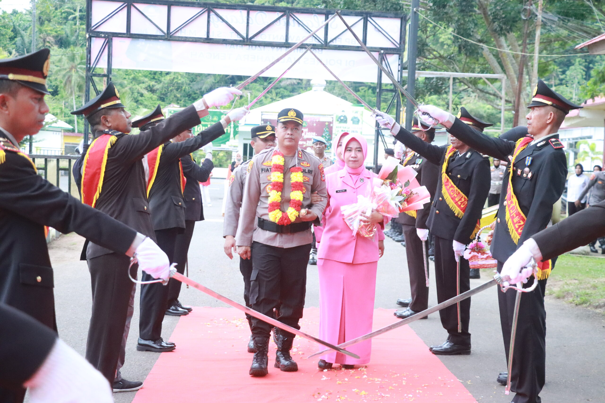 Tradisi penjemputan Kapolres Halteng dan pelepasan pejabat lama Berlangsung Khidmat.