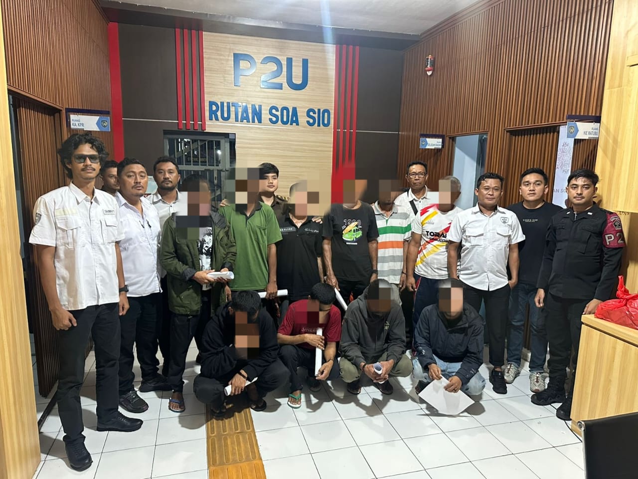 Polisi serahkan 10 tersangka dan barang bukti Kasus perintangan aktivitas pertambangan dengan sajam