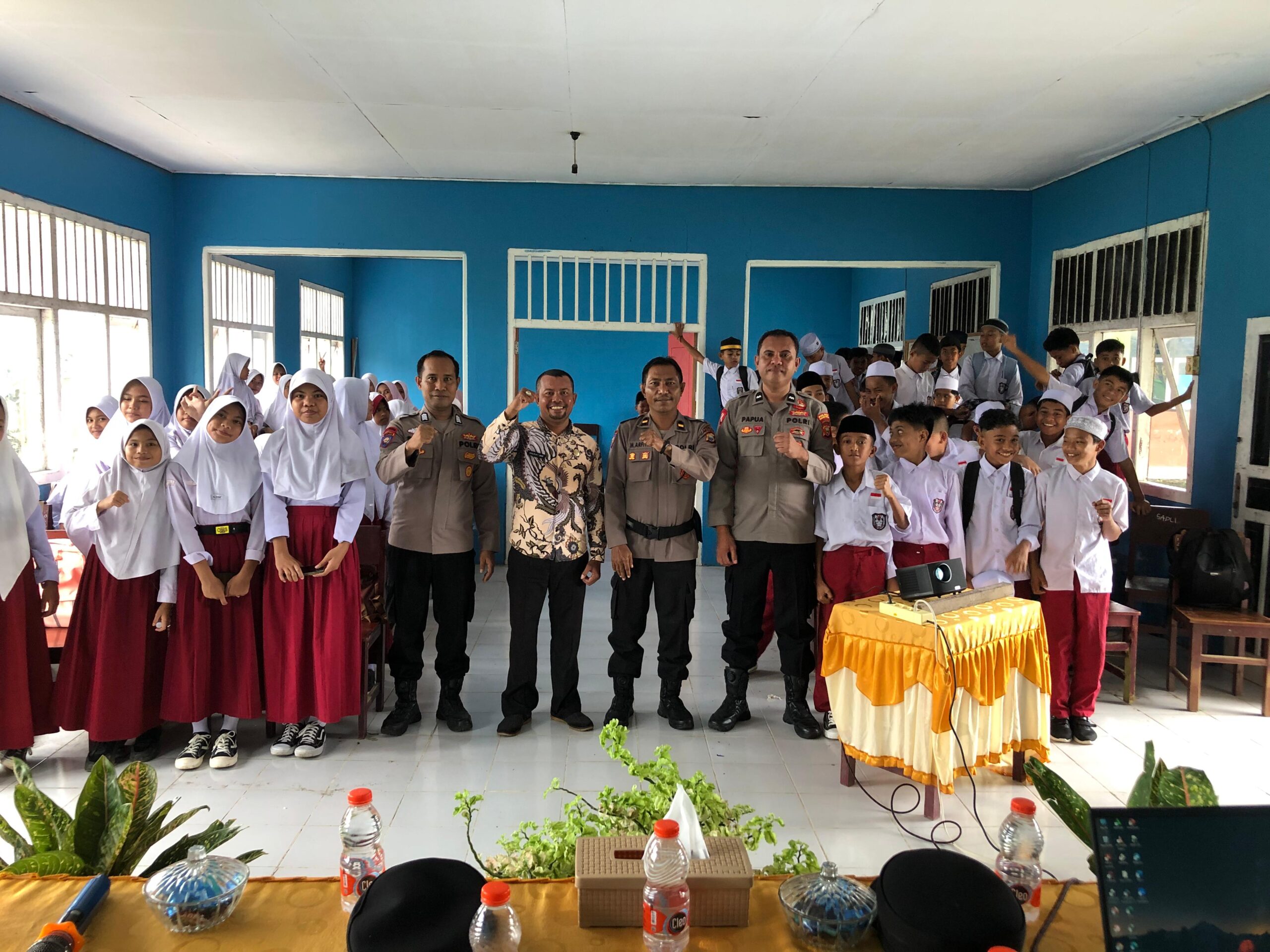 Sat Binmas Polres Halteng Gelar Penyuluhan Dan Deklarasi Anti Bullying kepada siswa baru