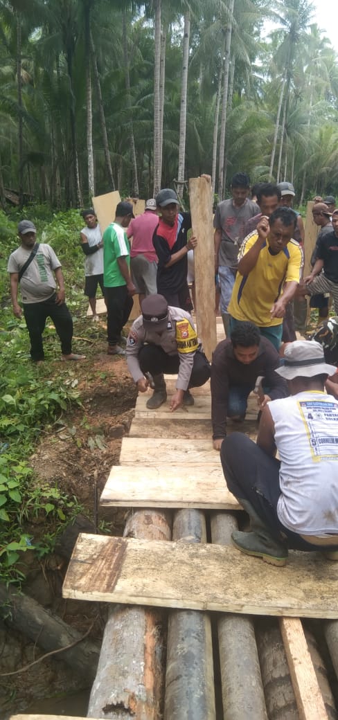 Bhabinkamtibmas Desa Sofan Ajak Warga Gotong Royong Bangun Jembatan Penghubung
