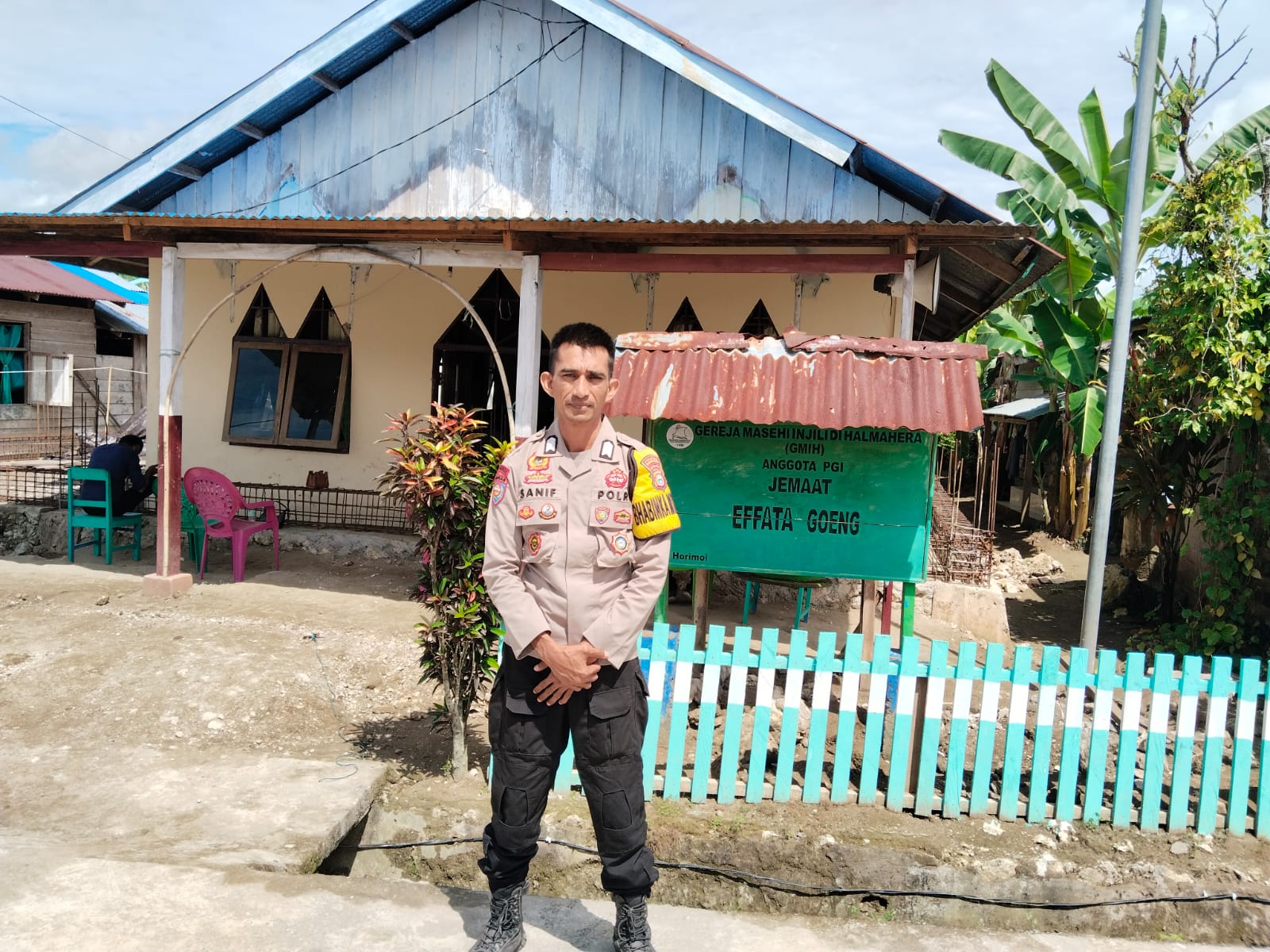 Sebagai Pelayan Masyarakat, Bhabinkamtibmas Desa Nur Weda Bripka Sanif Laksanakan Pengamanan Gereja