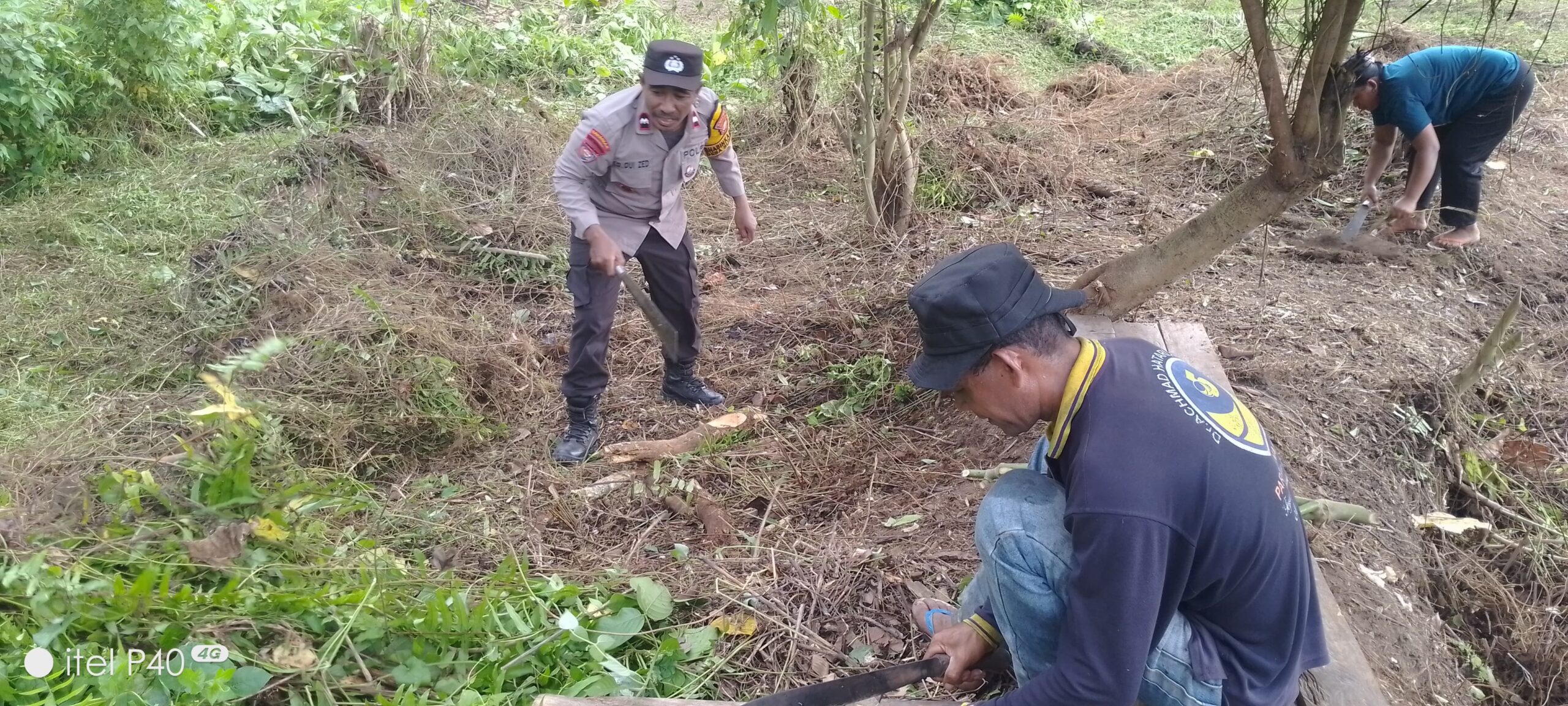 Bhabinkamtibmas Polsubsektor Weda Selatan Desa Sumber Sari Bantu Bersihkan Kebun Warga Binaan