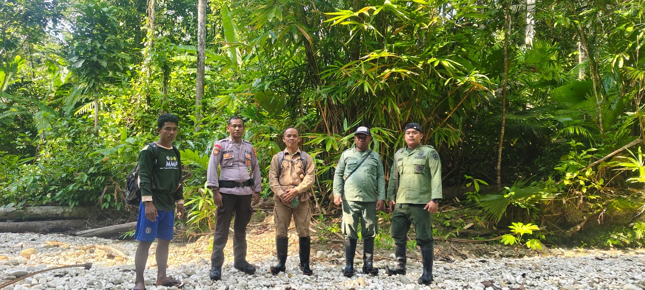 Bhabinkamtibmas Bersama Polhut Laksanakan Patroli di Taman nasional Aketajawe Lolobata,Desa woejerana, Kec. Weda Tengah, Kab. Halmahera Tengah