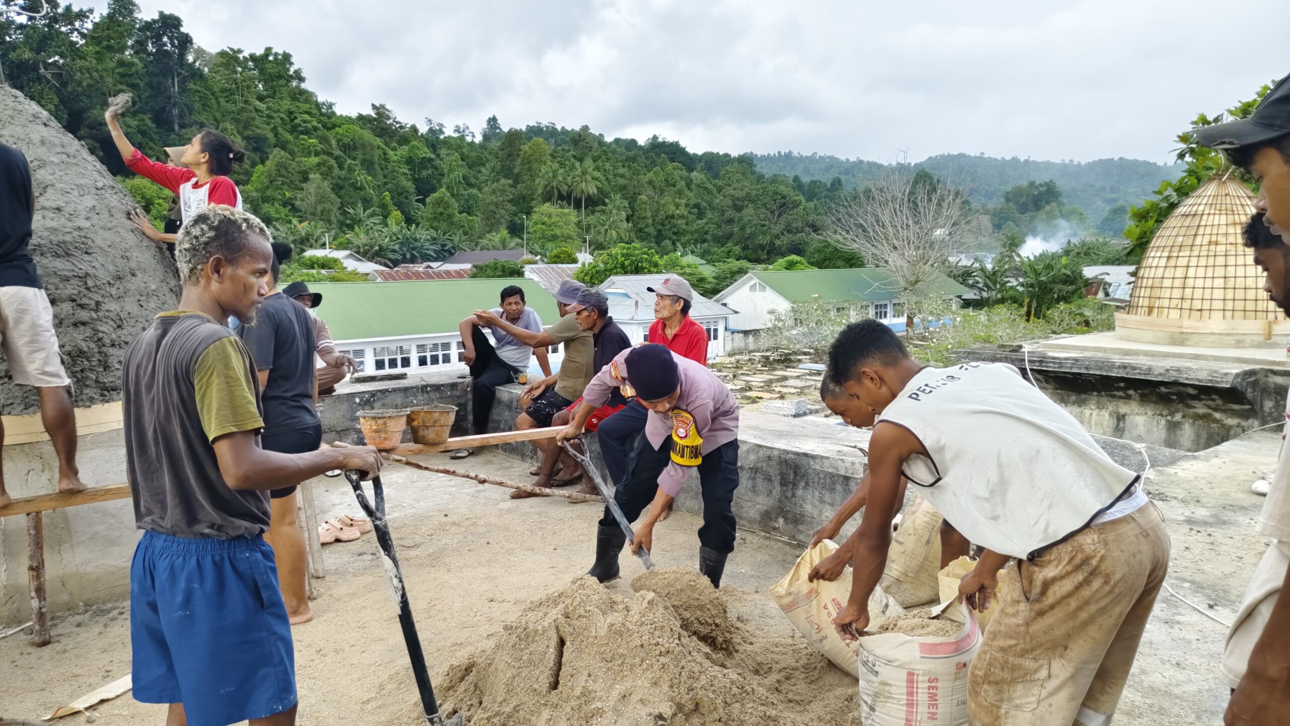 Bhabinkamtibmas bersama masyarakat Melaksanakan pengecoran anak kubah masjid Al-Ikhlas desa bilifitu kec. Patani utara sebanyak 6 (enam) buah kubah