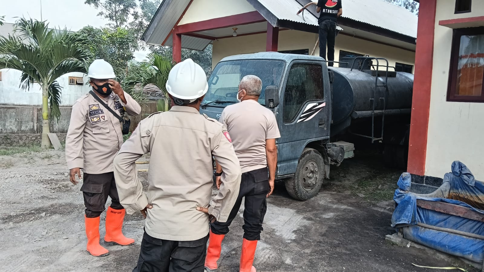 Tiga Personel Polsek Wulanggitang Jadi Relawan Kemanusiaan Dampak Erupsi Gunung Lewotobi