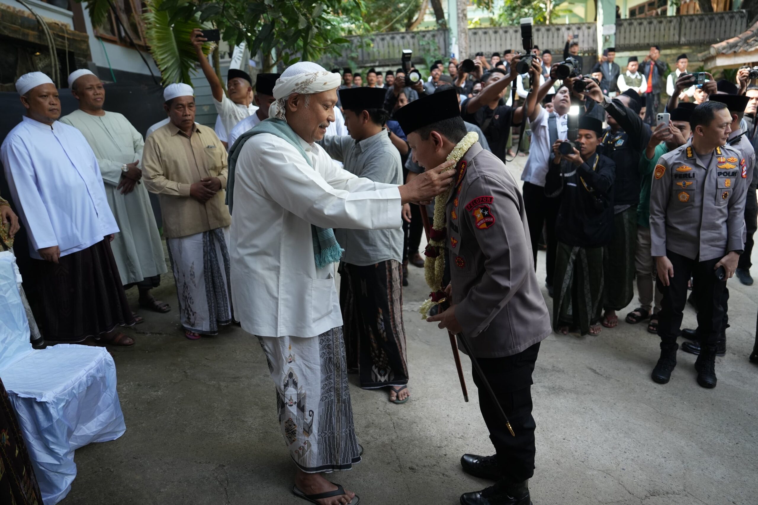 Kapolri Silaturahmi ke Ponpes Al-Hamidy Banyuanyar, Tekankan Sinergitas dan Persatuan