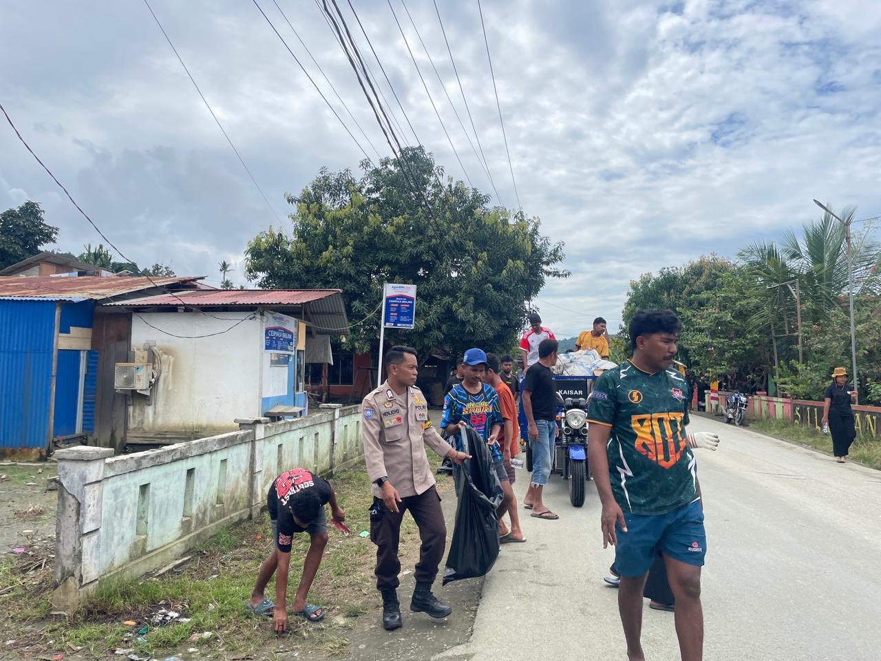 Menyambut HUT RI Ke-80, Bhabinkamtibmas Bersama Warga Melaksanakan Gotong Royong Pembersihan Jalan