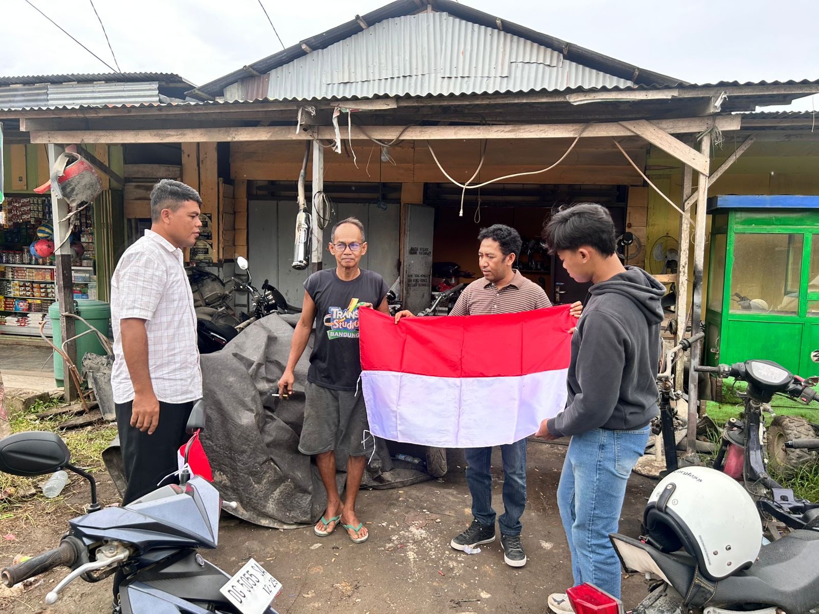 Peringati Kemerdekaan, Sat Intelkam Polres Halteng Bagikan Bendera ke sejumlah warga.