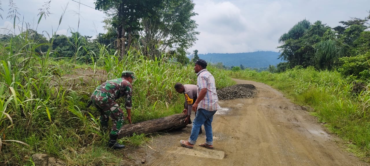 Pemalangan Jalan Menuju KM 19 Telah di Buka Atas Mediasi Bhabinkamtibmas dan Babinsa Serta Pemdes Woejera.
