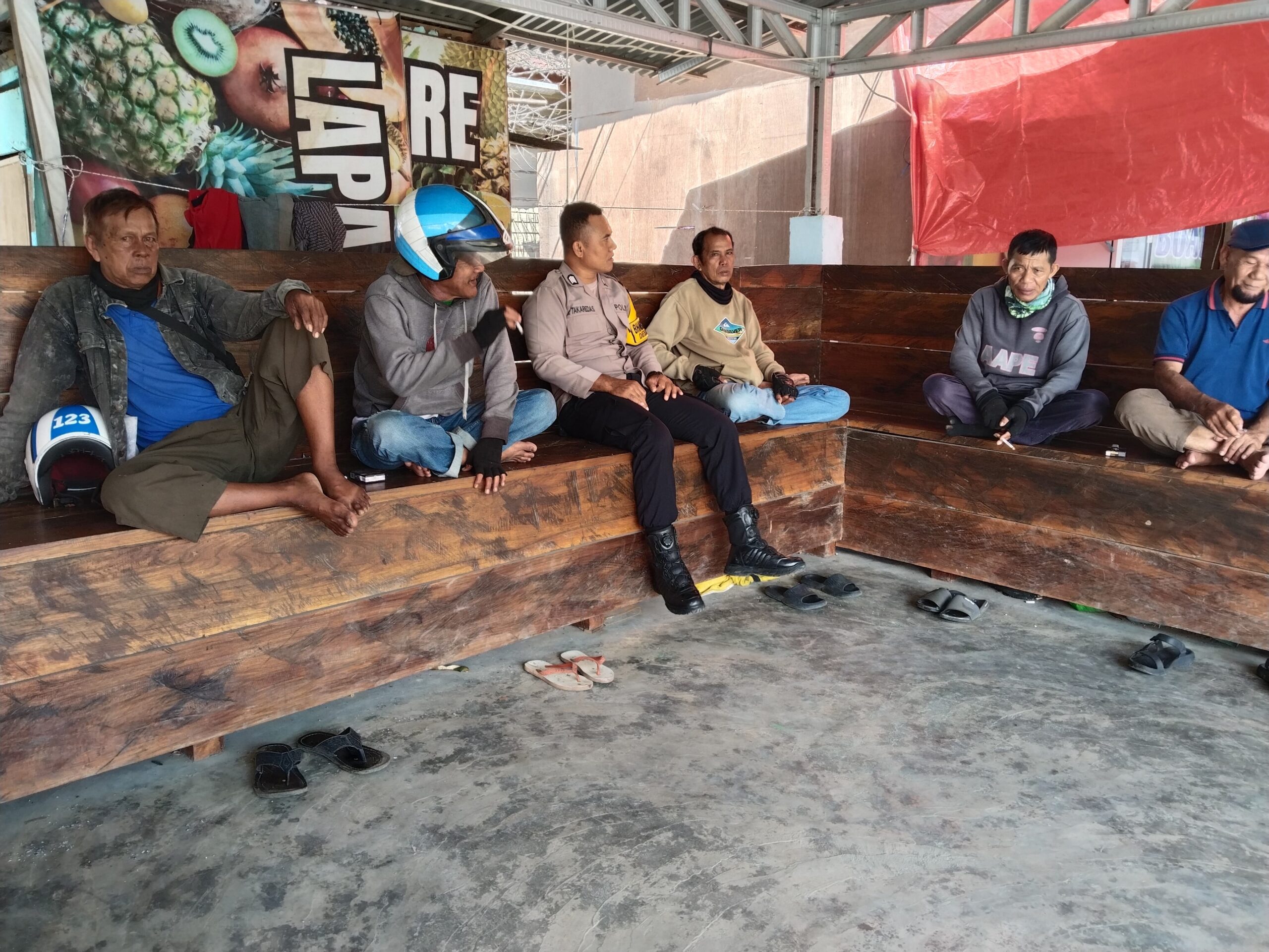 Bhabinkamtibmas Desa Fidi Jaya Sambang Di Pangkalan Ojek Depan Pasar Fidi Jaya.