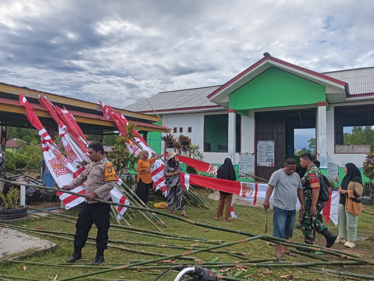 Sambut HUT RI ke-80, Bhabinkamtibmas Desa Loleo Bersama Warga dan Pemerintah Desa Gelar Kerja Bakti dan Pasang Umbul-Umbul