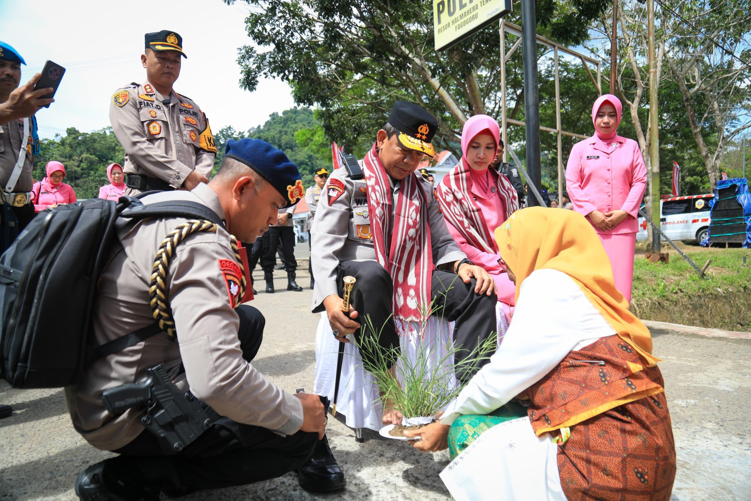 Kunjungan Kerja Kapolda Maluku Utara di Halmahera Tengah diwarnai Penyambutan Adat