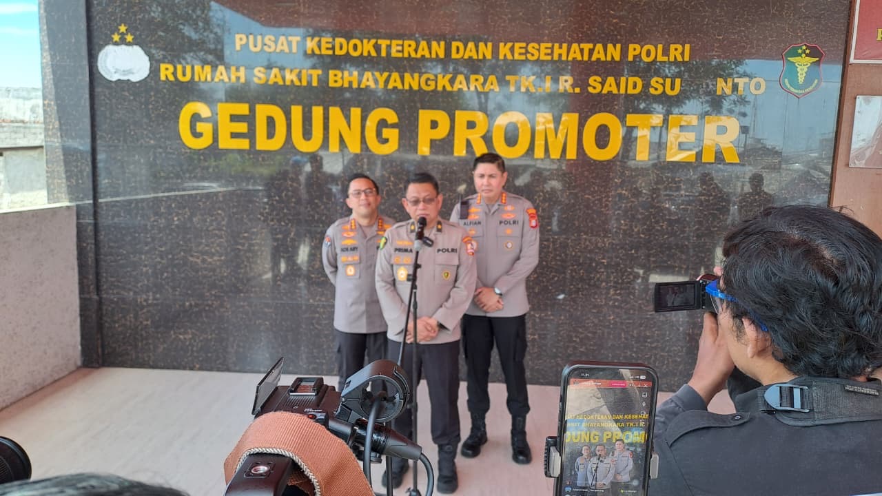 Wakapolri Tinjau Pasien Korban Unjuk Rasa di RS Bhayangkara Pusdokkes Polri