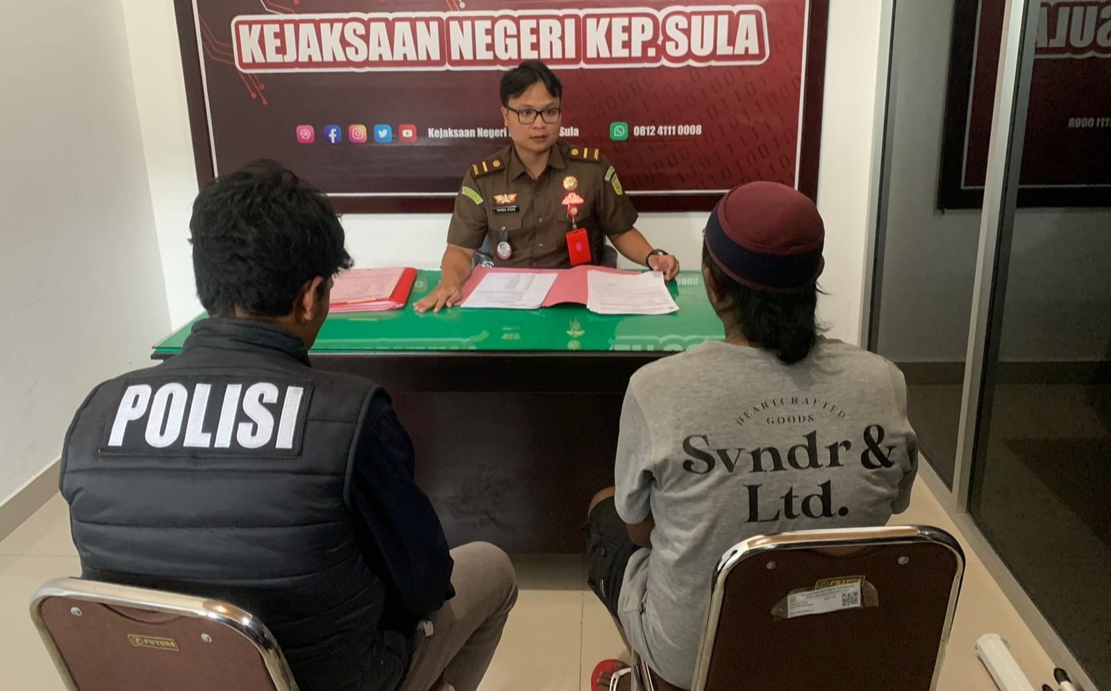 Polres Sula Tuntaskan Kasus Penganiayaan, Tersangka dan Barang bukti Resmi Diserahkan ke Kejaksaan