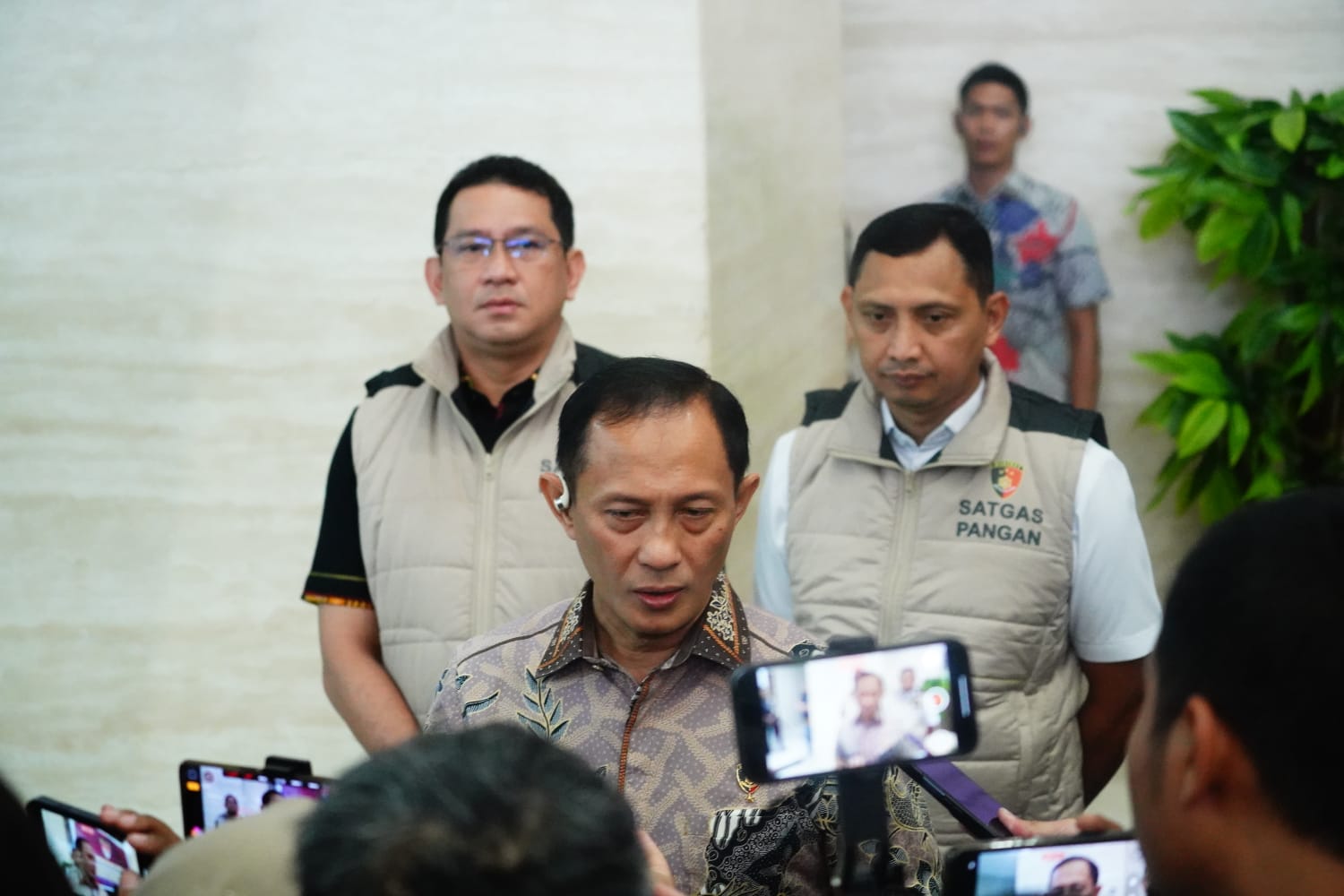 Satgas Pangan Sita 132 Ton Beras Oplosan Produksi PT Food Station