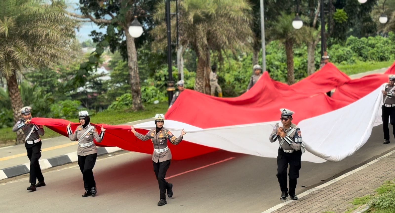 SAT LANTAS POLRES HALTENG BAGIKAN BENDERA MERAH PUTIH KEPADA PENGENDARA DALAM RANGKA HUT RI KE-80