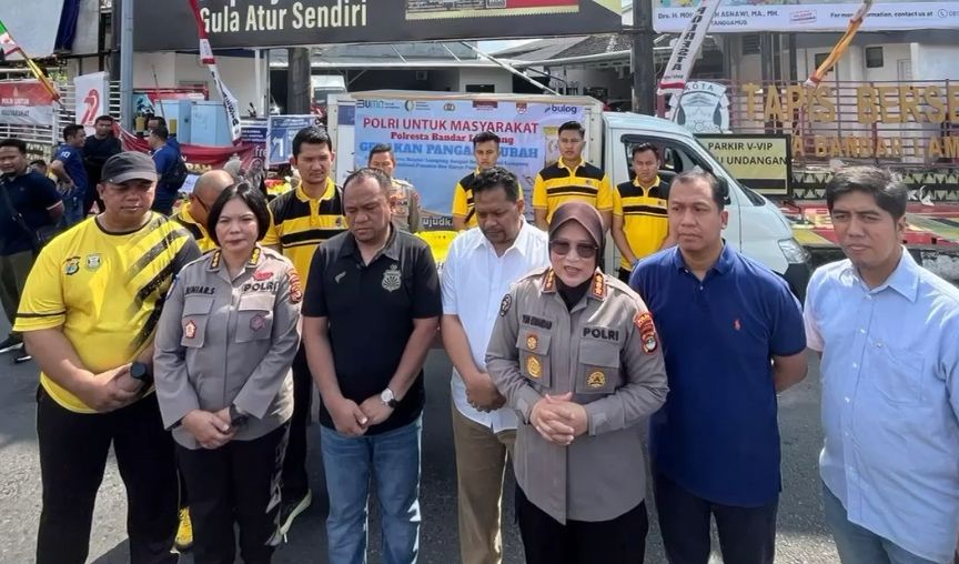 Polda Lampung bersama Perum Bulog Kanwil Lampung menjual beras sebanyak 2,2 ton kepada masyarakat Bandar Lampung di Tugu Adipura, Minggu (10/8/2025).