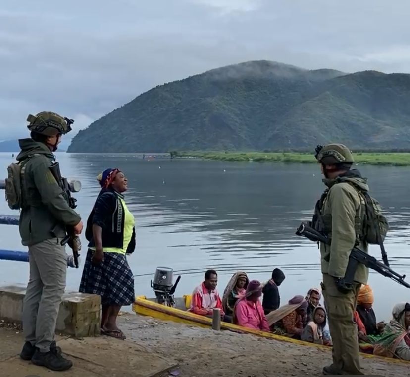 Satgas Ops Damai Cartenz lakukan patroli dialogis di Pelabuhan Aikai