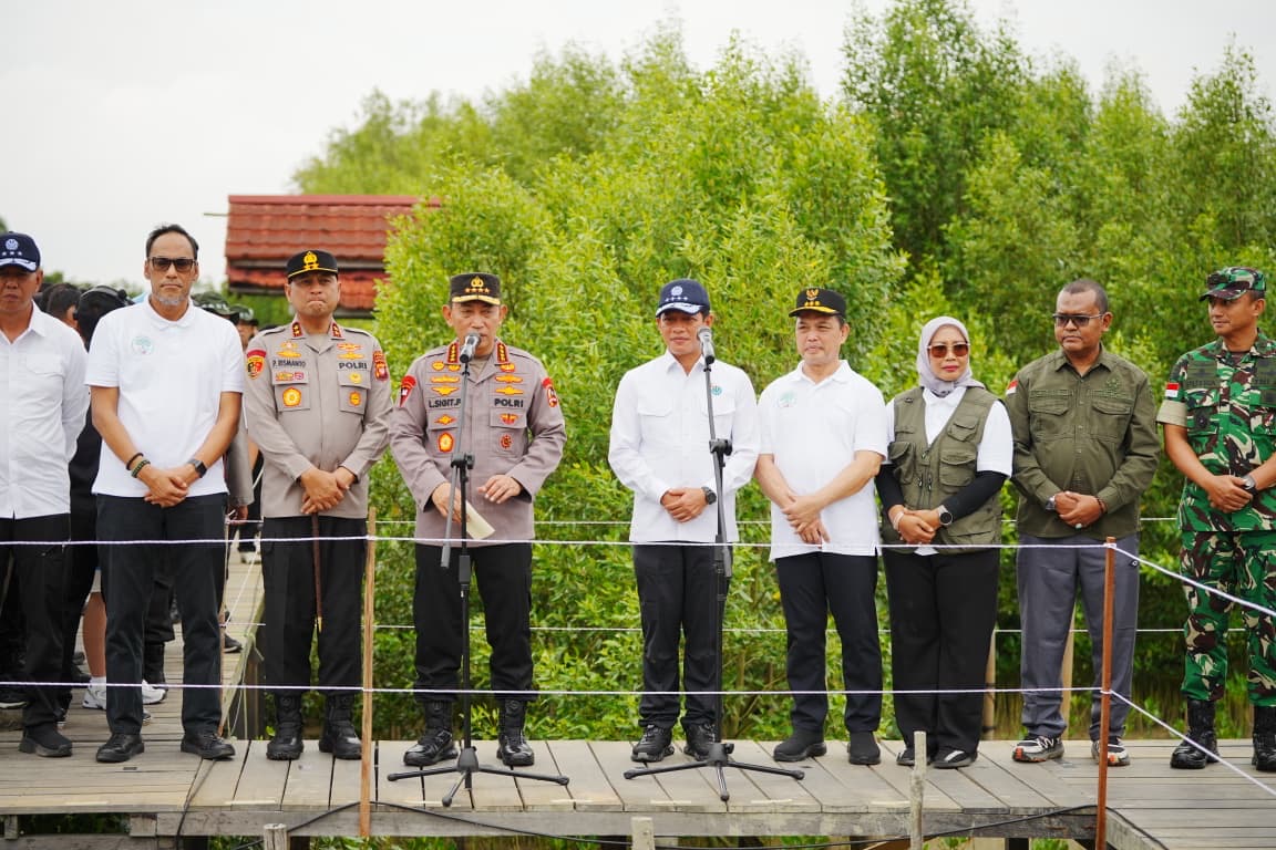 Kapolri dan Menteri LH Tanam Mangrove di Kalbar, Dorong Kepedulian Untuk Lestarikan Lingkungan
